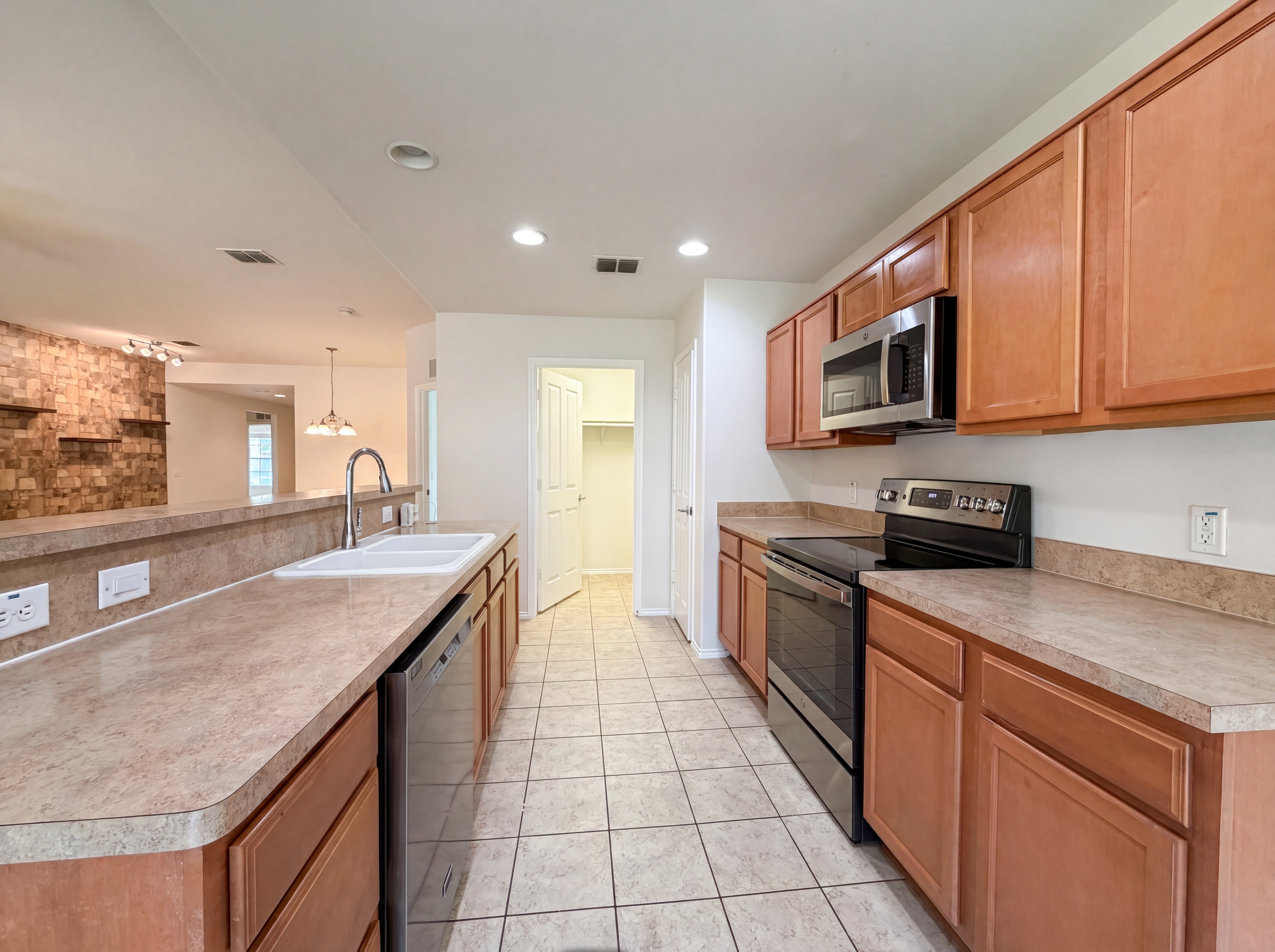 Photo 2 of 21 of 903 Mazatlan Ct, Arlington, TX