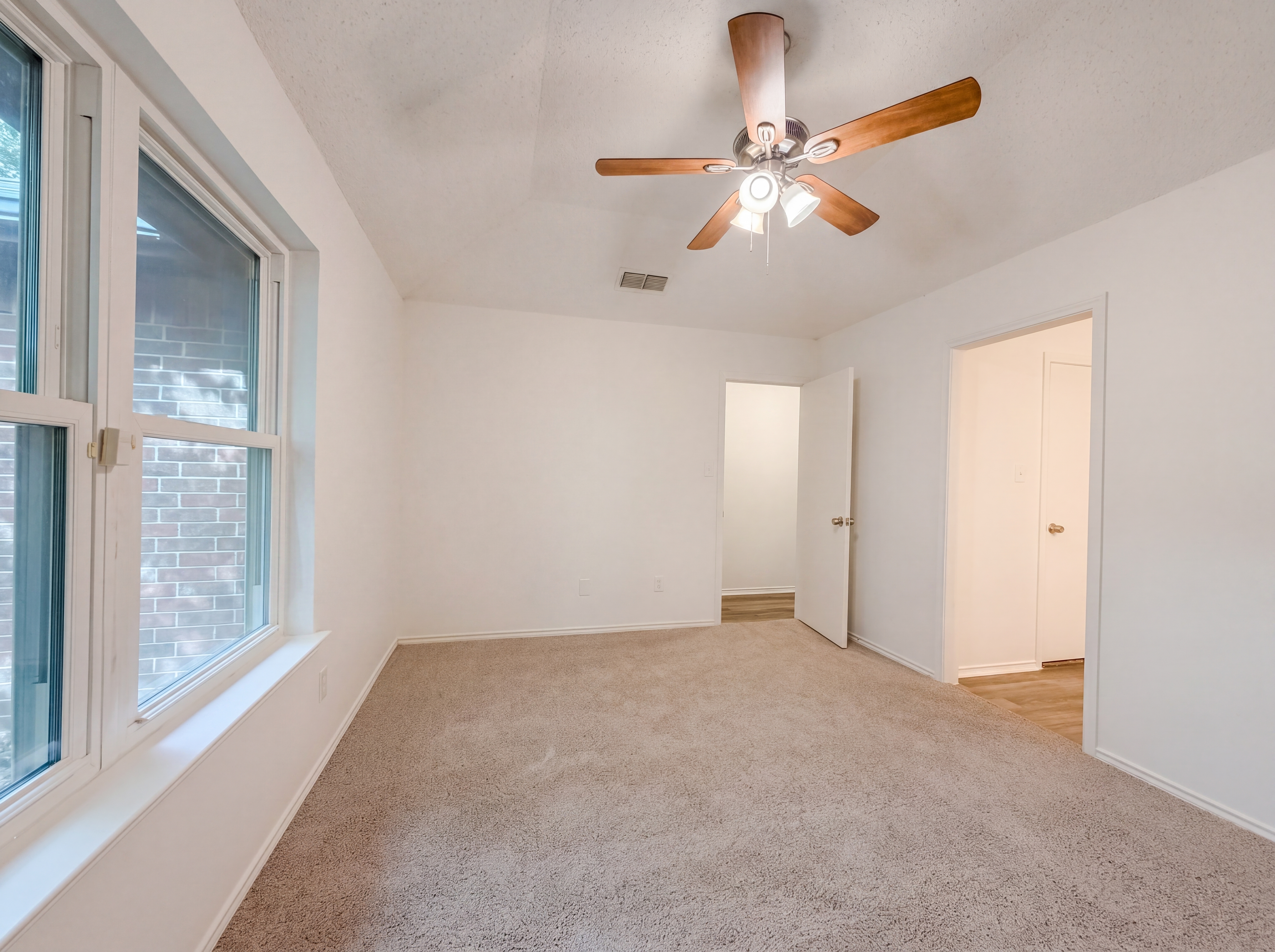 Photo 13 of 19 of 3628 Riverhead Dr, Arlington, TX