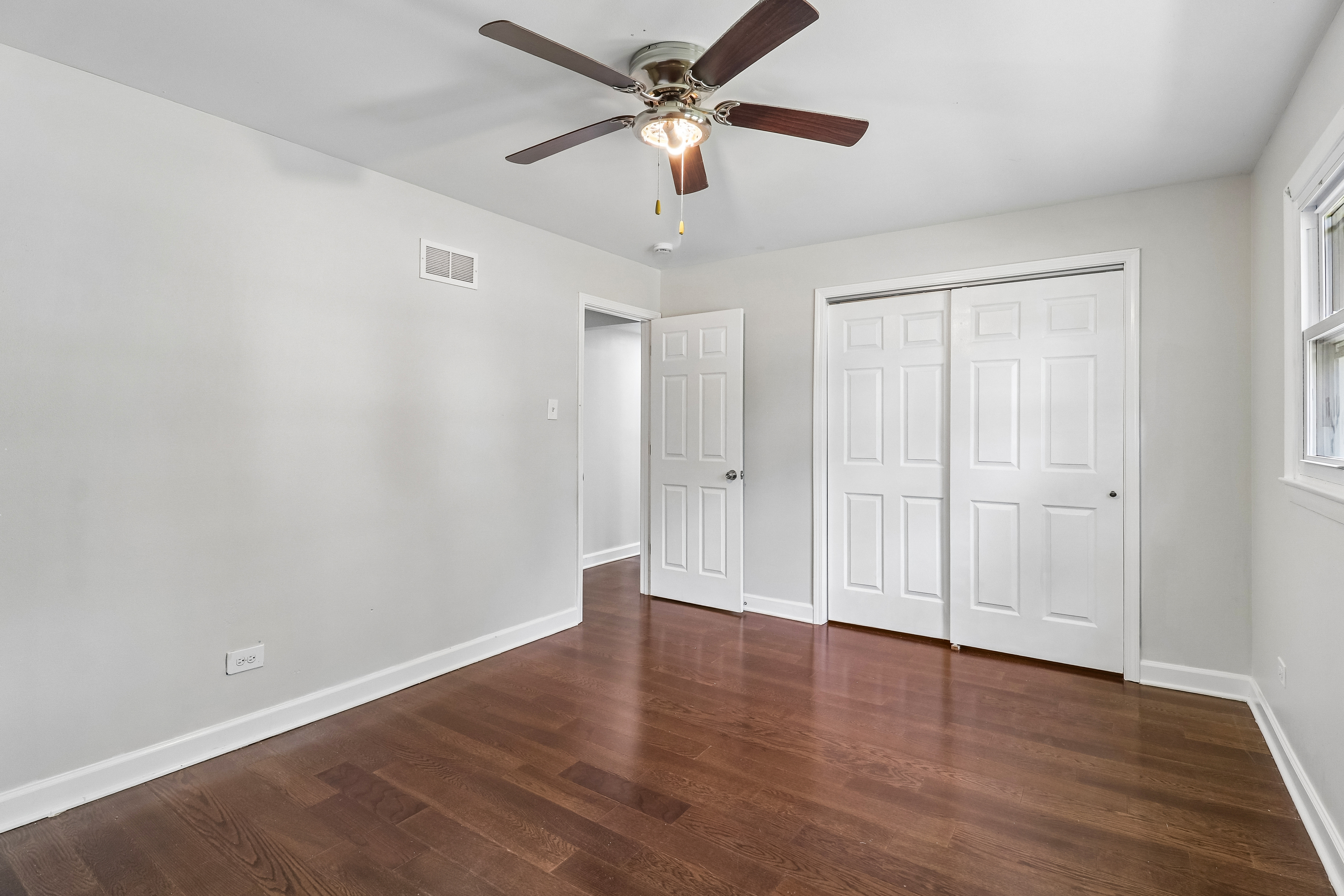 Photo 4 of 37 of 840 W Arquilla Dr, Glenwood, IL