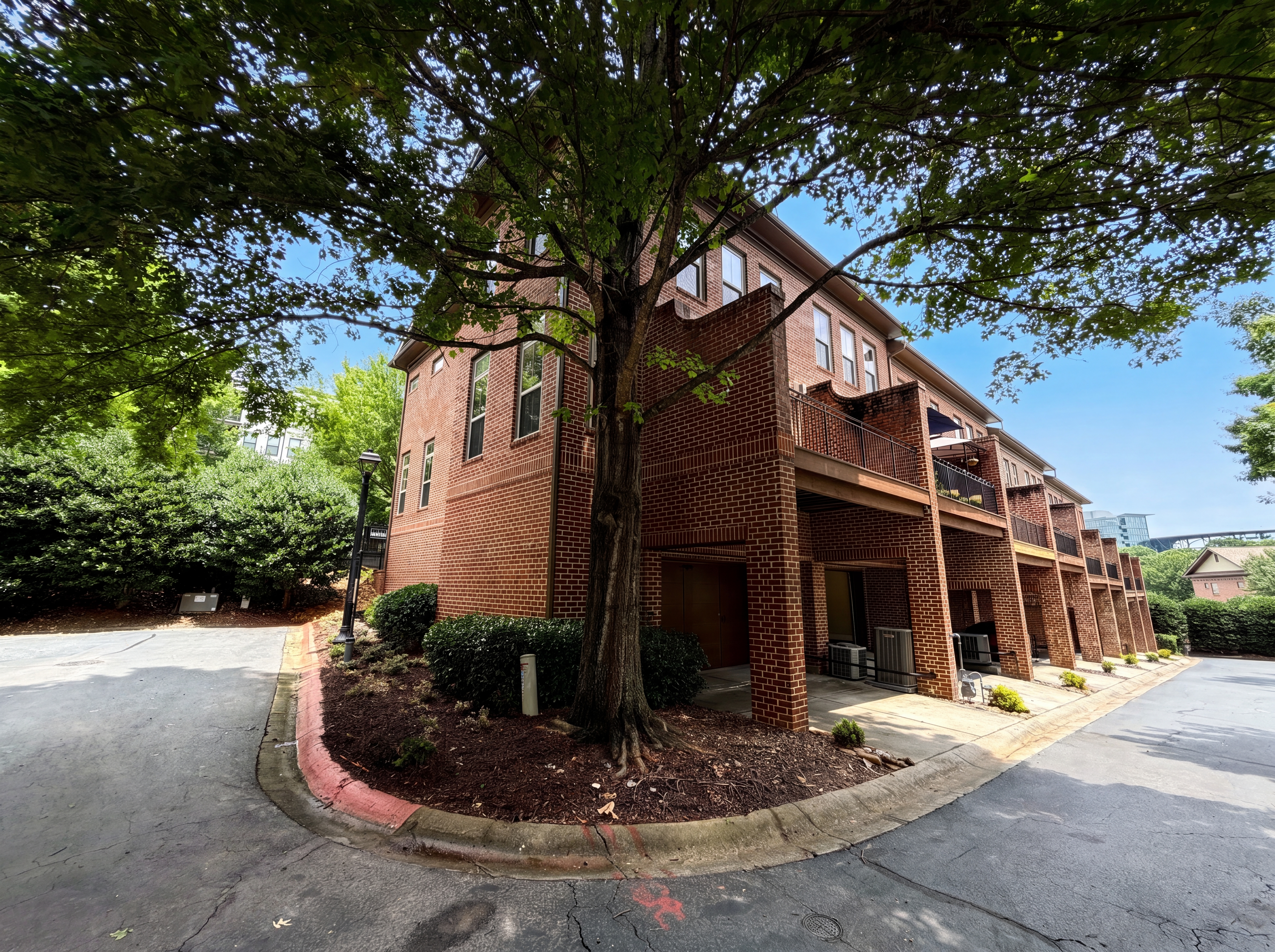 Photo 5 of 33 of 2370 Crescent Park Ct, Atlanta, GA