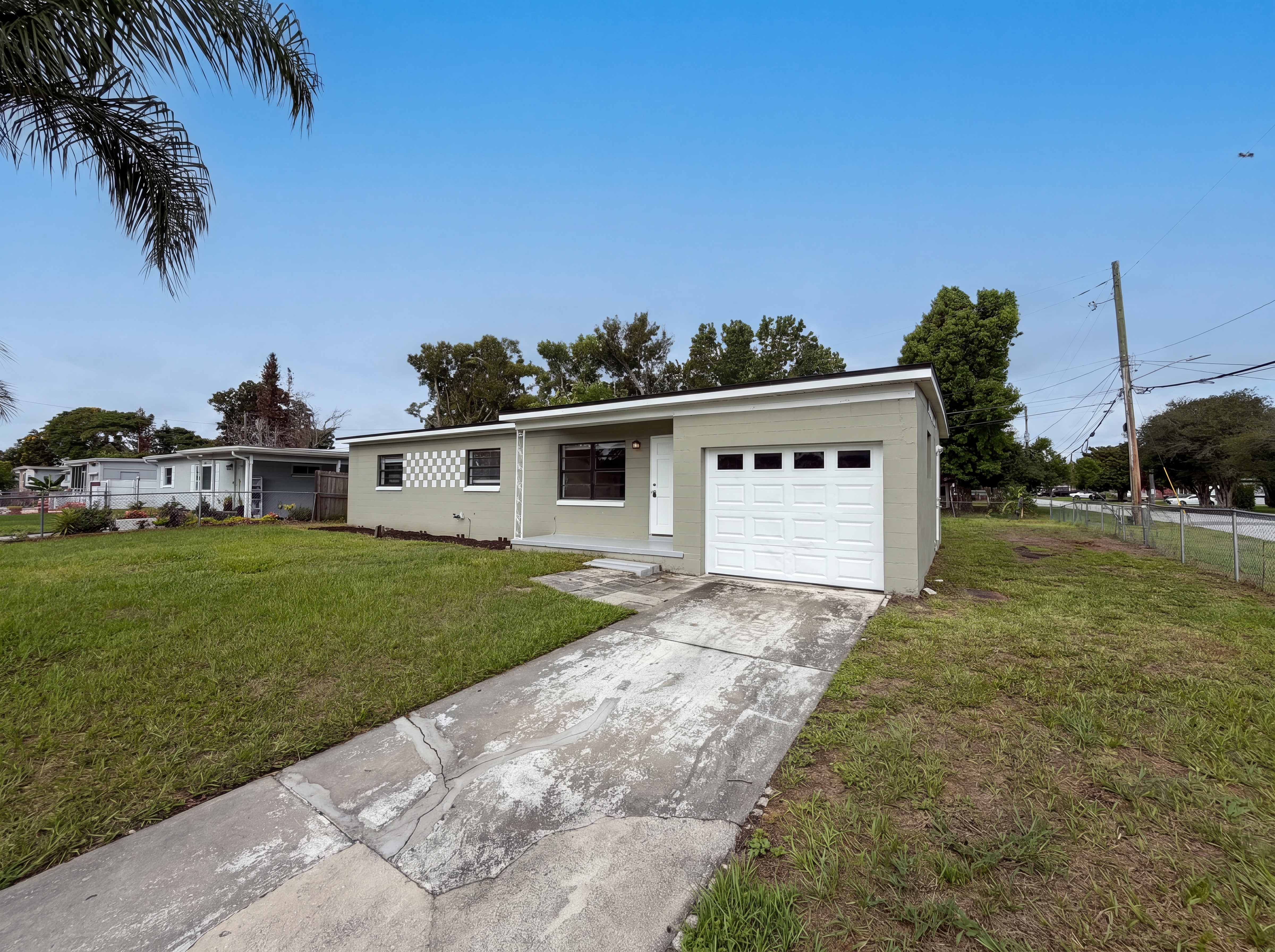 Photo 9 of 25 of 702 S Solandra Dr, Orlando, FL