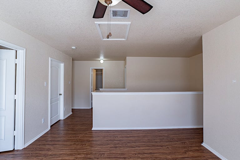 Photo 14 of 21 - 956 Marble Pt, San Antonio, TX 78251