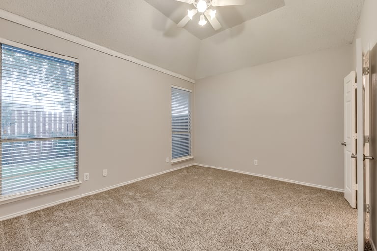 Photo 12 of 21 - 1387 Mimosa Ln, Lewisville, TX 75077