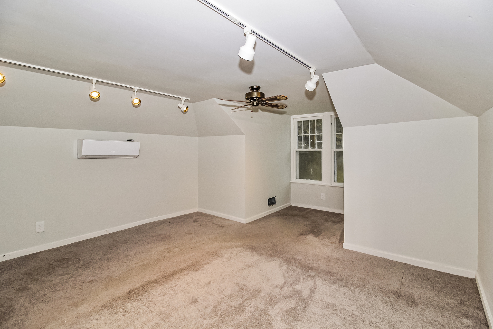 Photo 11 of 22 of 114 E Clay St, Whiteville, NC