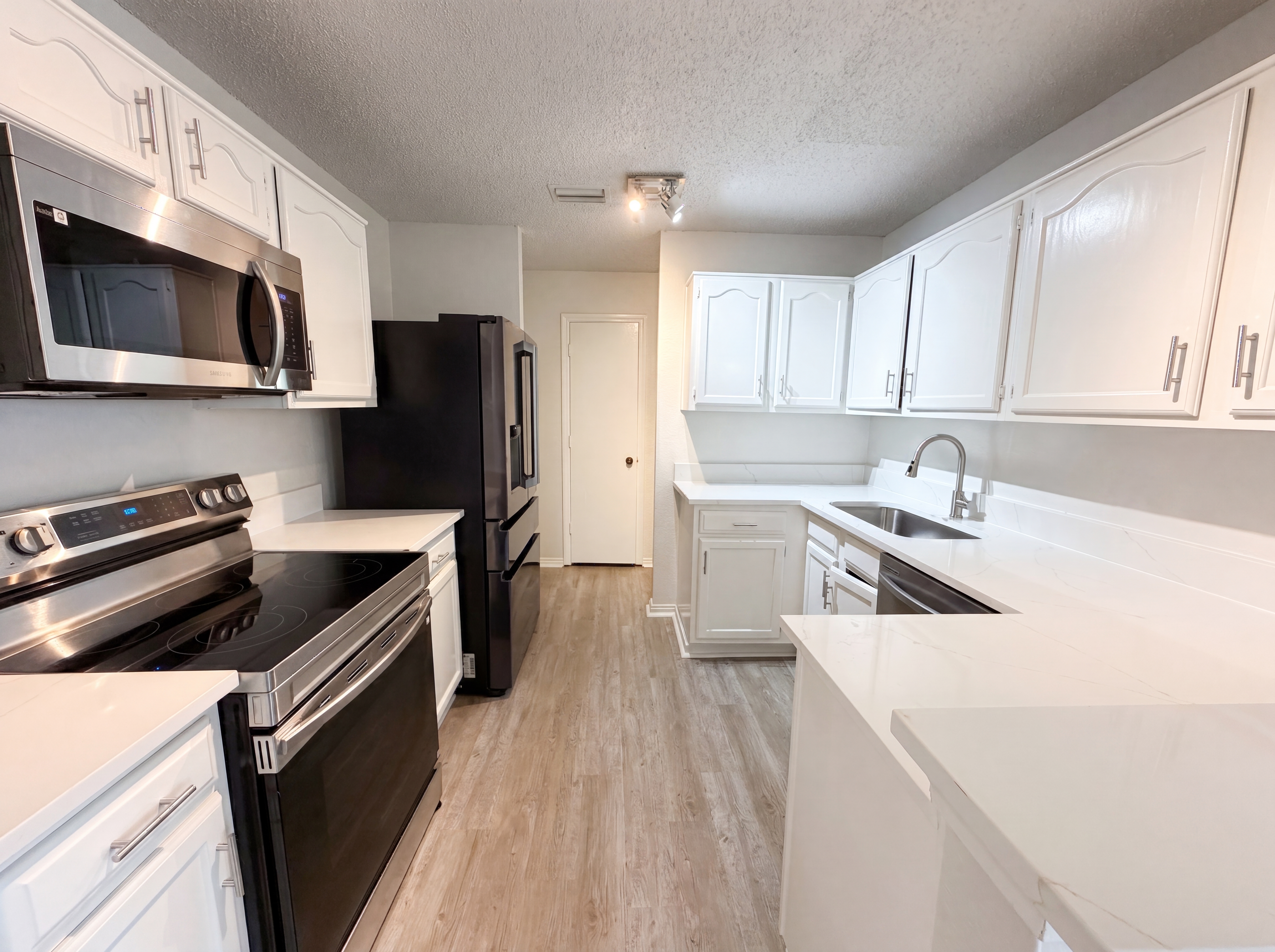Photo 2 of 16 of 1319 Oak Run Dr, Duncanville, TX
