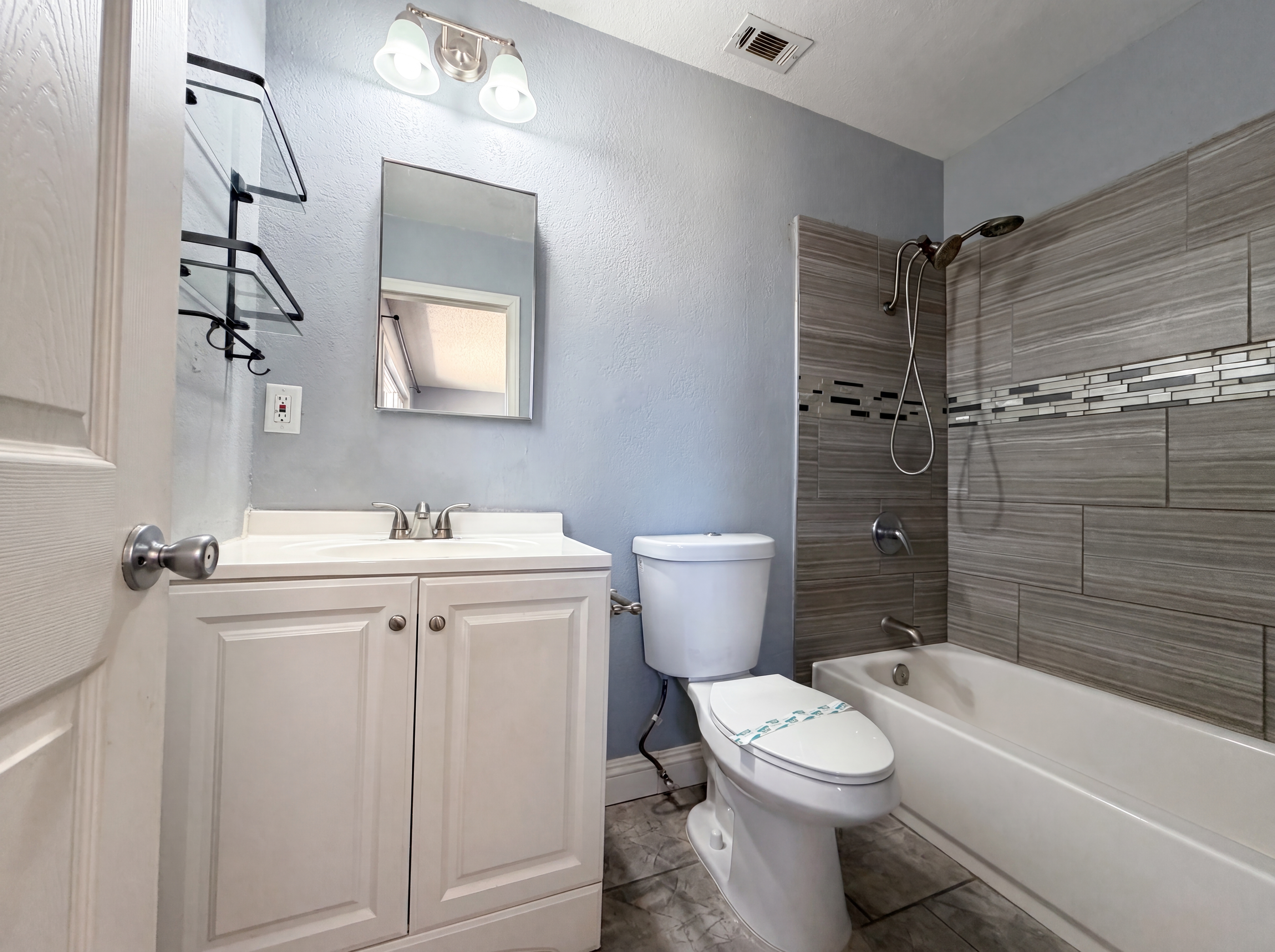 Photo 13 of 24 of 15929 La Verida Dr, Victorville, CA