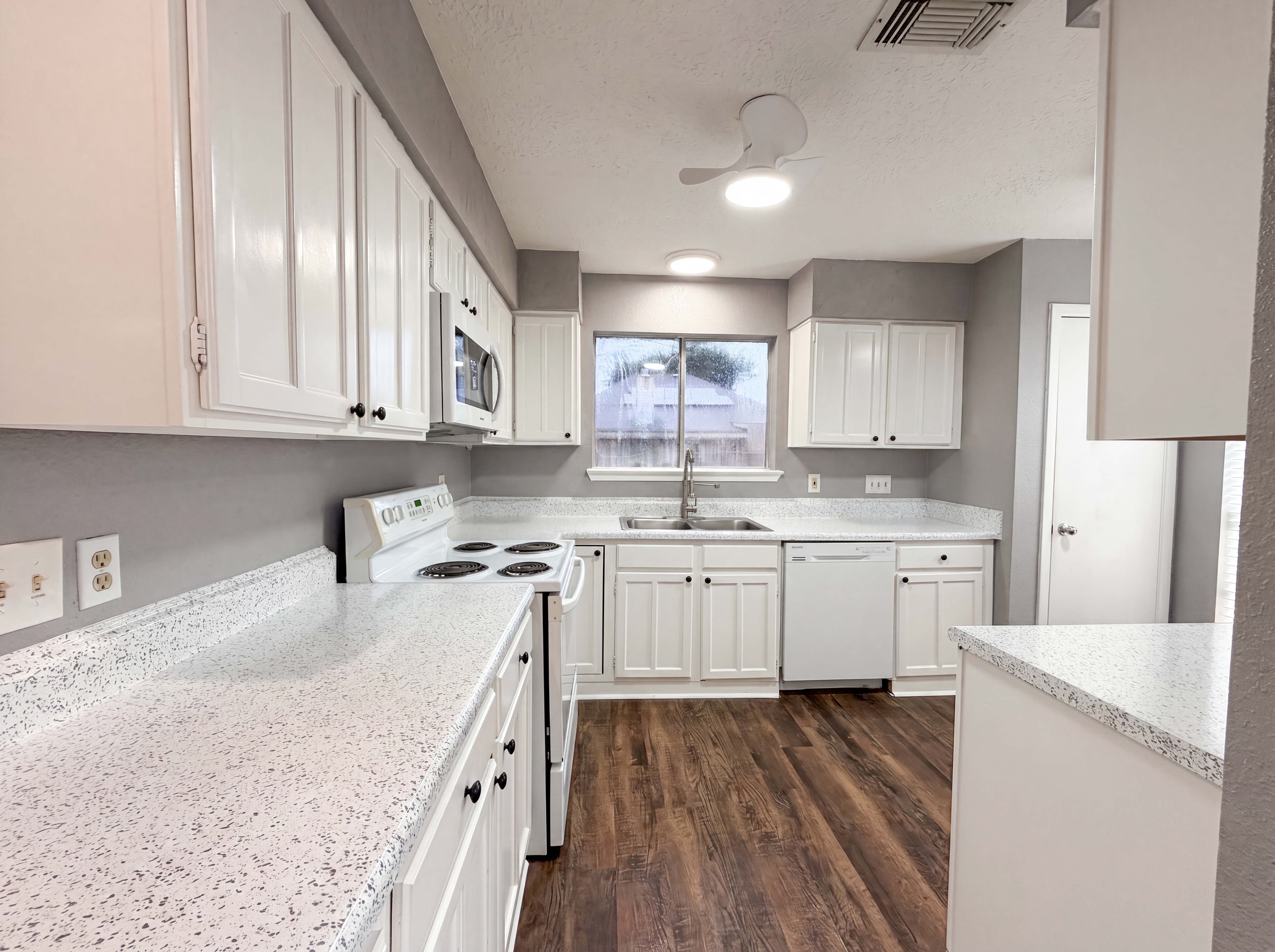 Photo 2 of 17 of 6710 Renfro Dr, Richmond, TX