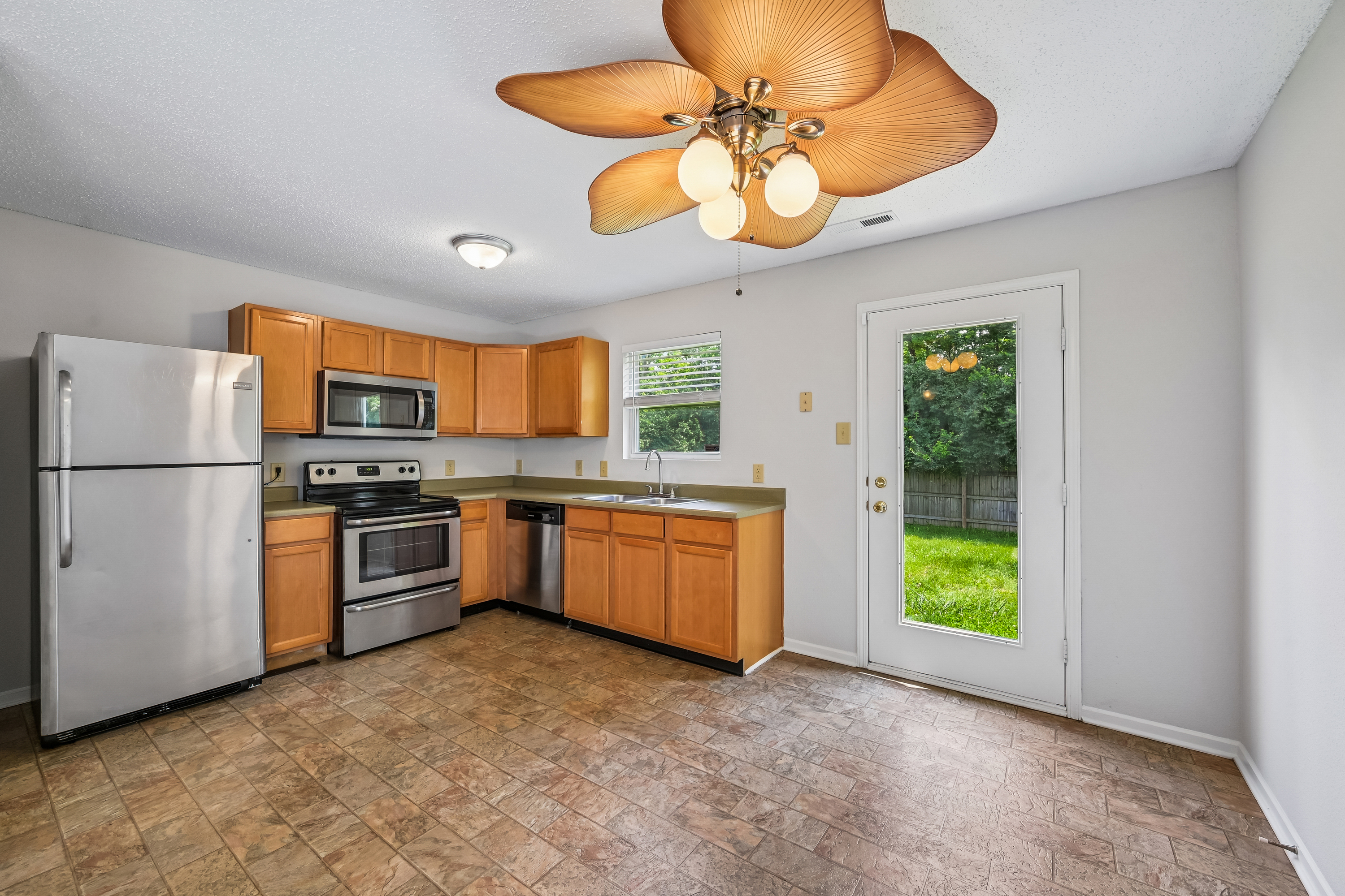 Photo 6 of 29 of 11355 Congaree Way, Indianapolis, IN