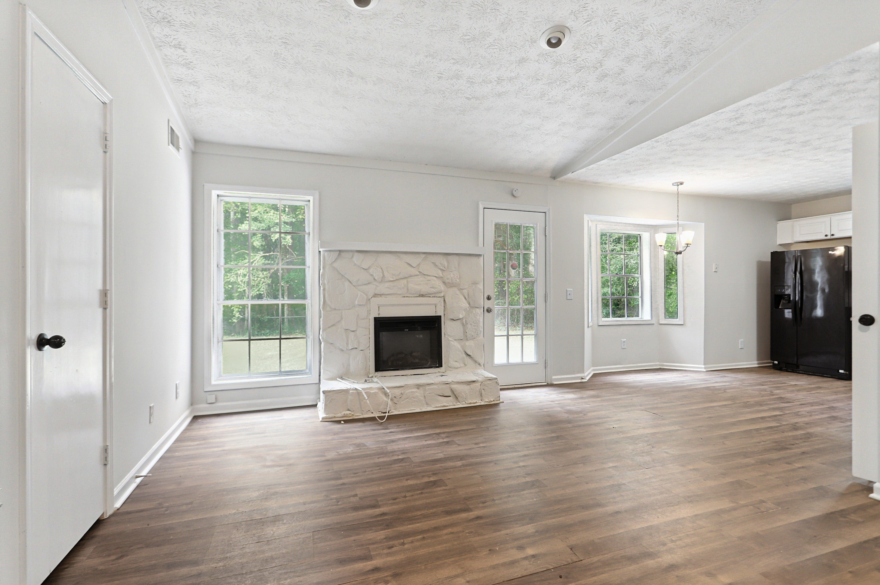 Photo 9 of 31 of 6379 Leverett Dr, Lithonia, GA