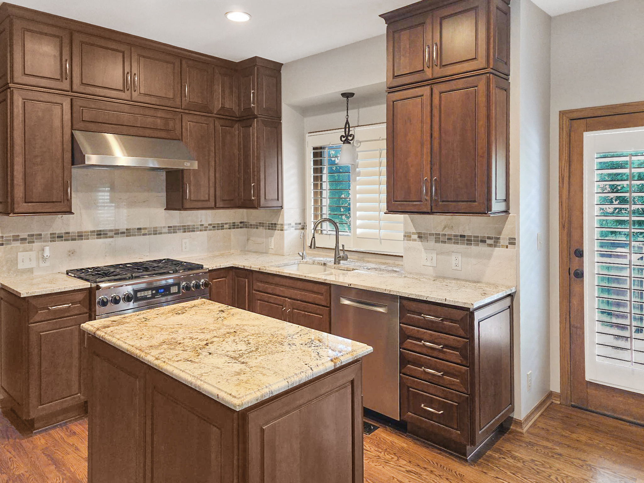 Photo 2 of 30 of 945 N Woodridge Ct, Wichita, KS