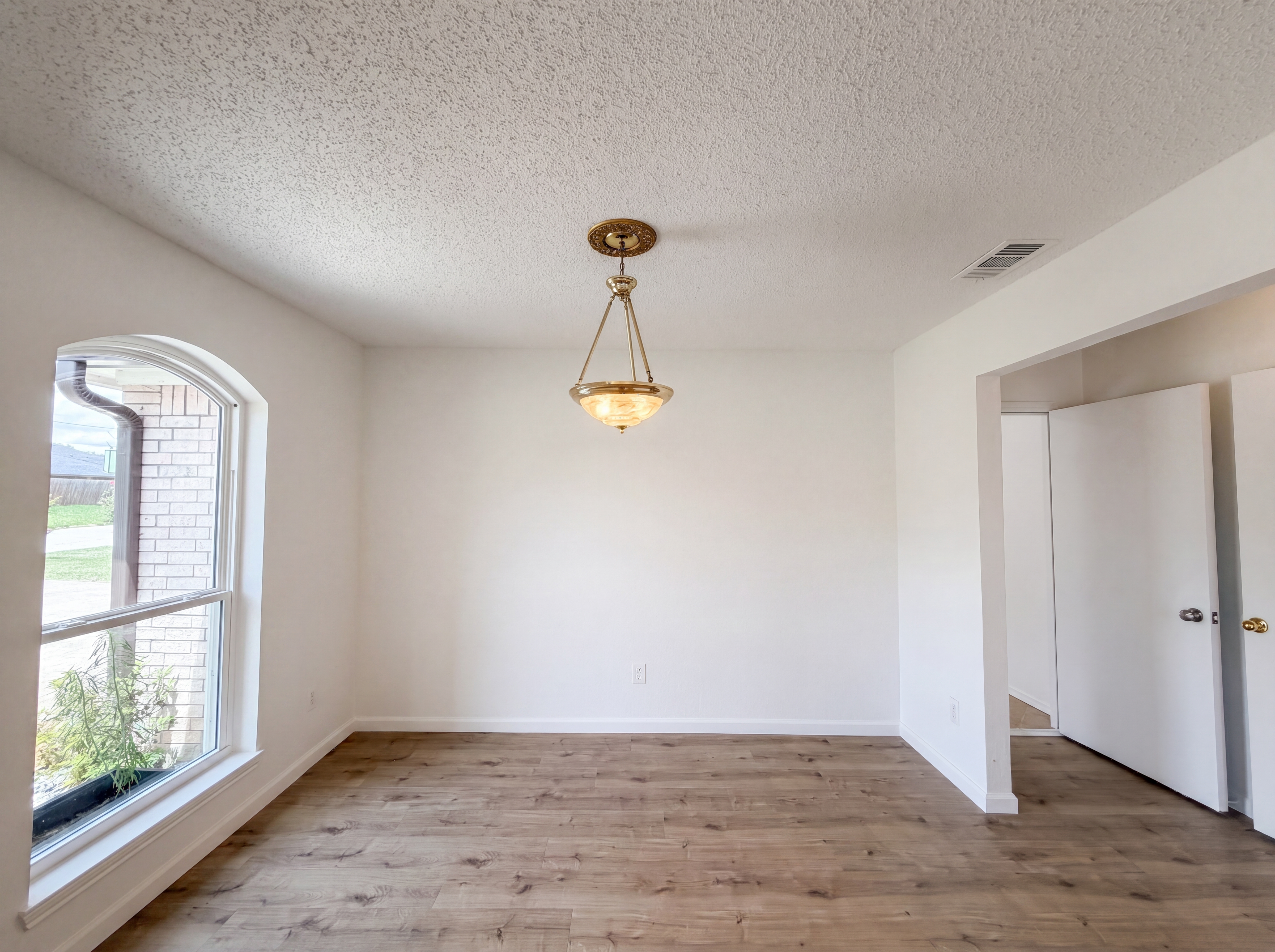 Photo 6 of 22 of 4700 Maryannes Meadow Dr, Fort Worth, TX