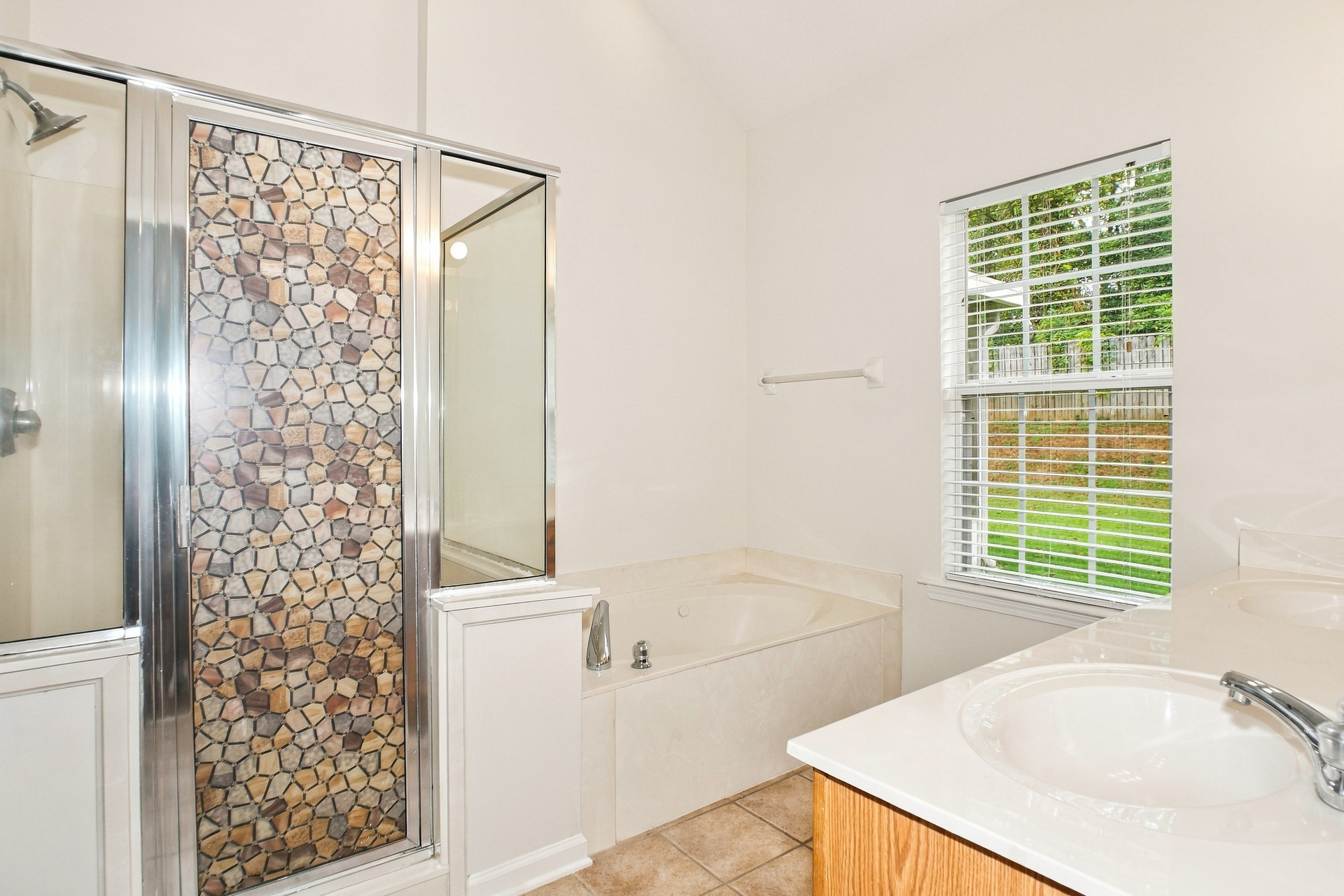 Photo 11 of 28 of 5634 Tulip Grove Dr, Memphis, TN