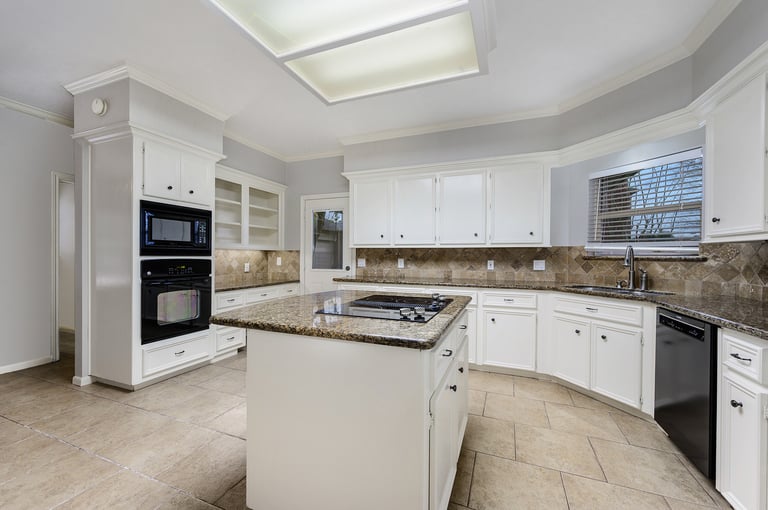 Photo 4 of 17 - 16711 Wimbledon Forest Dr, Spring, TX 77379