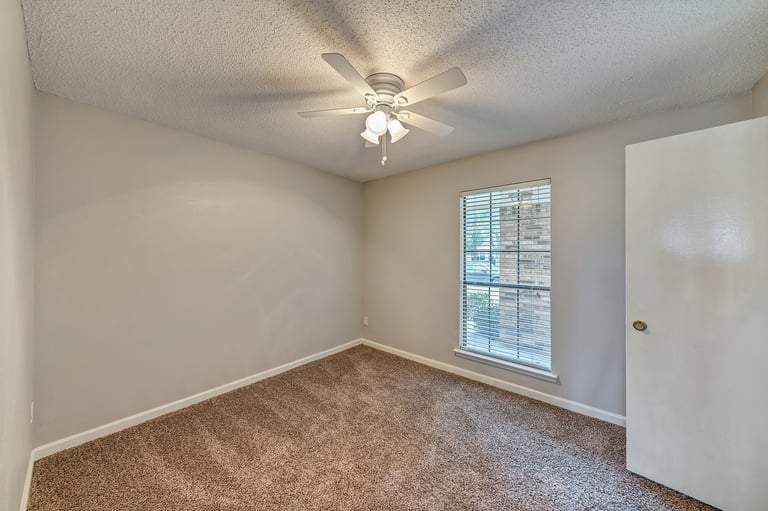 Photo 13 of 20 - 2317 Chestnut Way, Bedford, TX 76022