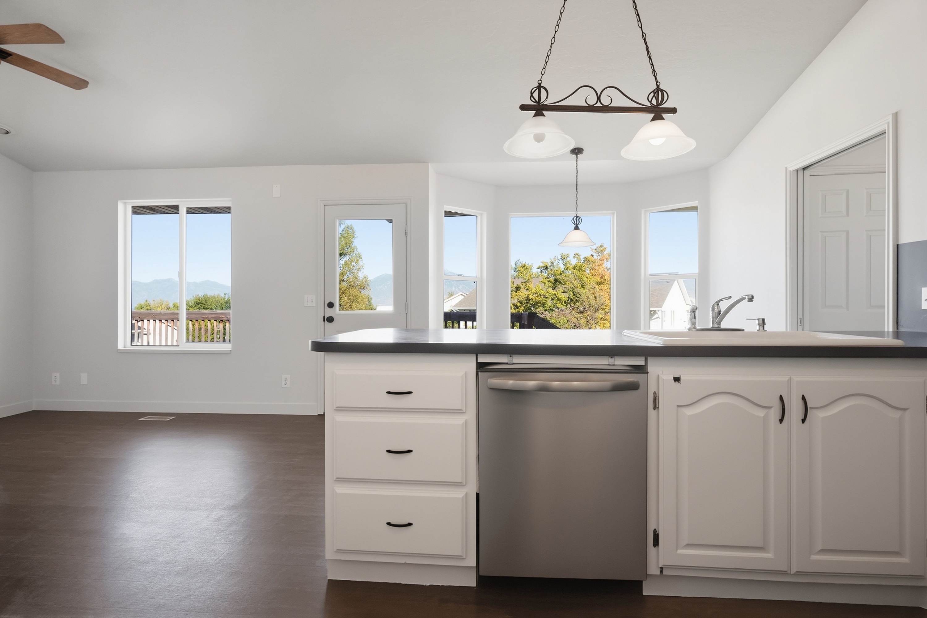 Photo 7 of 34 of 14077 S Grand View Peak Cir, Riverton, UT