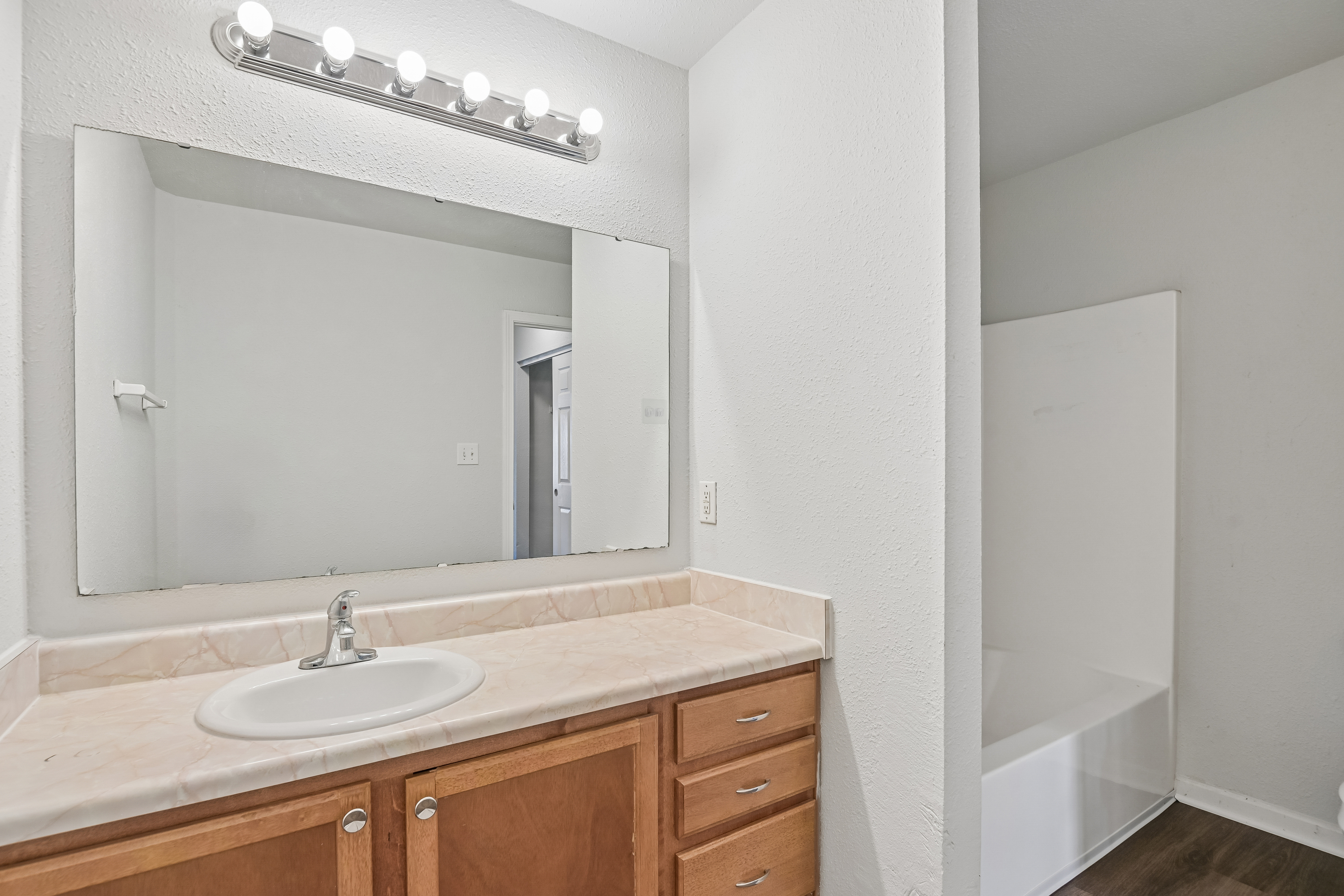 Photo 19 of 43 of 2327 Rostock Ct, Indianapolis, IN