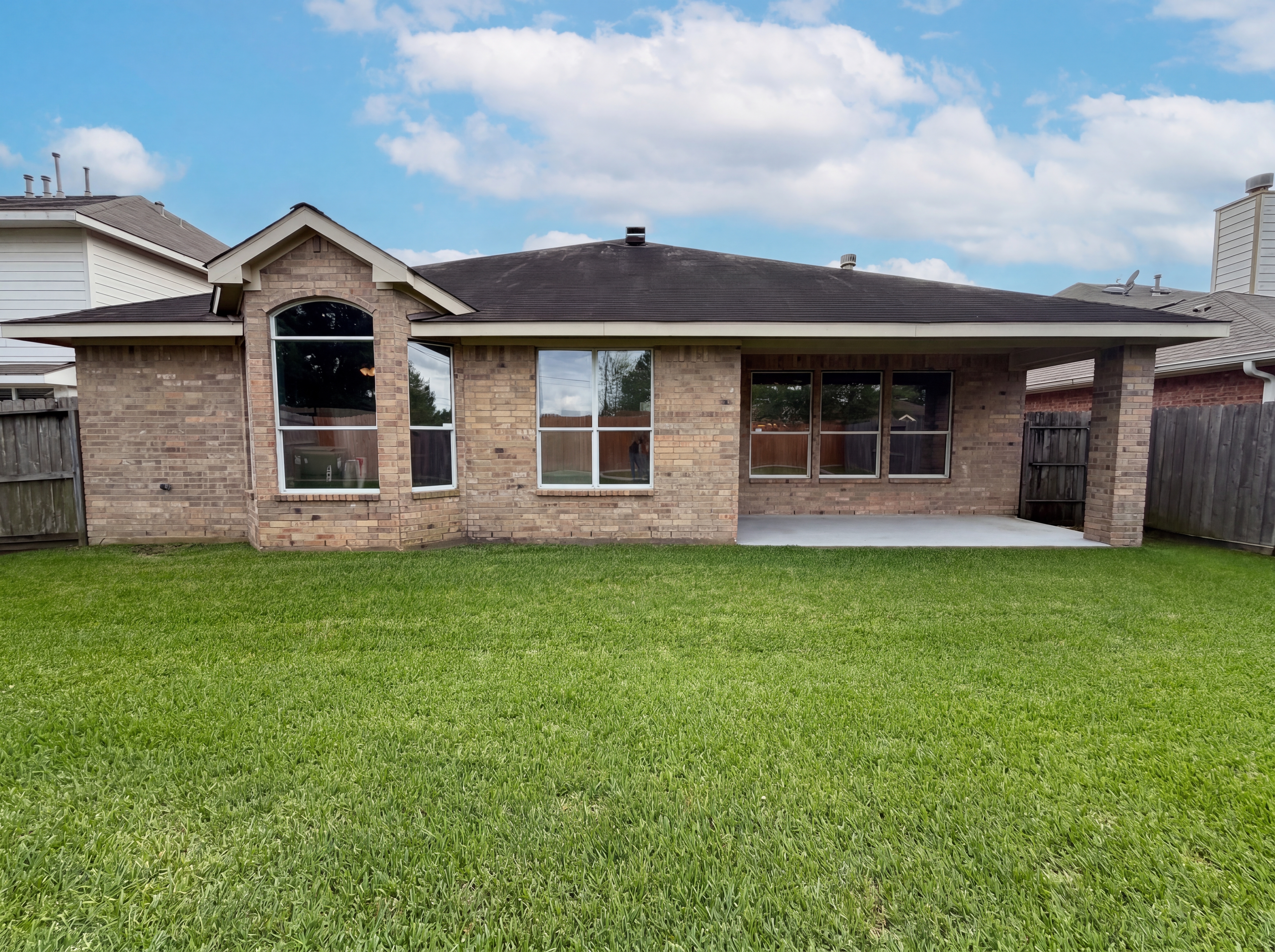Photo 5 of 21 of 19110 Piney Way Dr, Tomball, TX