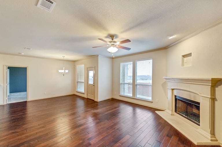 Photo 4 of 28 - 8212 Misty Water Dr, Fort Worth, TX 76131