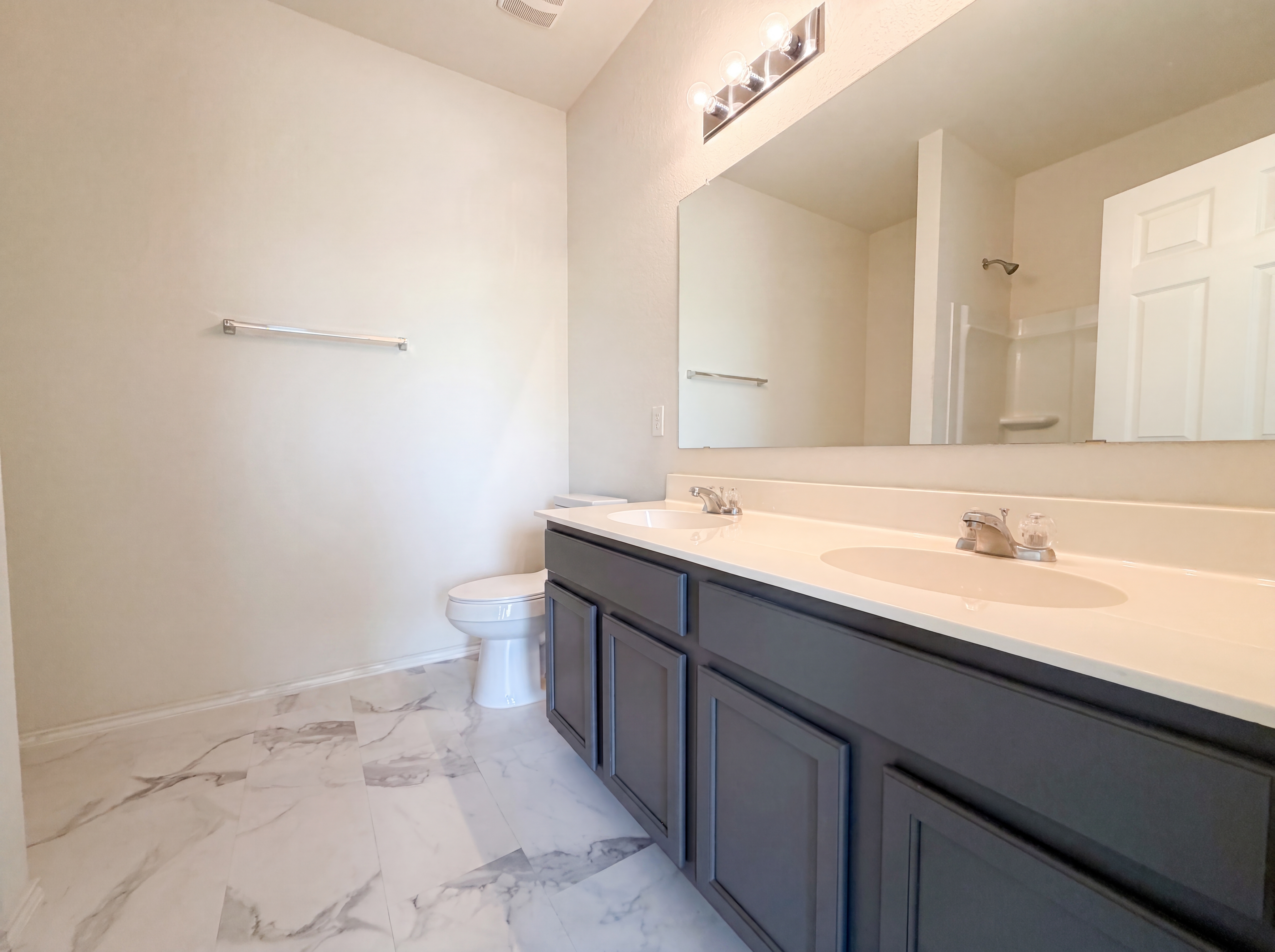 Photo 8 of 18 of 10611 Mary Scheel Ln, Converse, TX