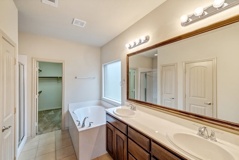 Photo 18 of 28 - 8212 Misty Water Dr, Fort Worth, TX 76131