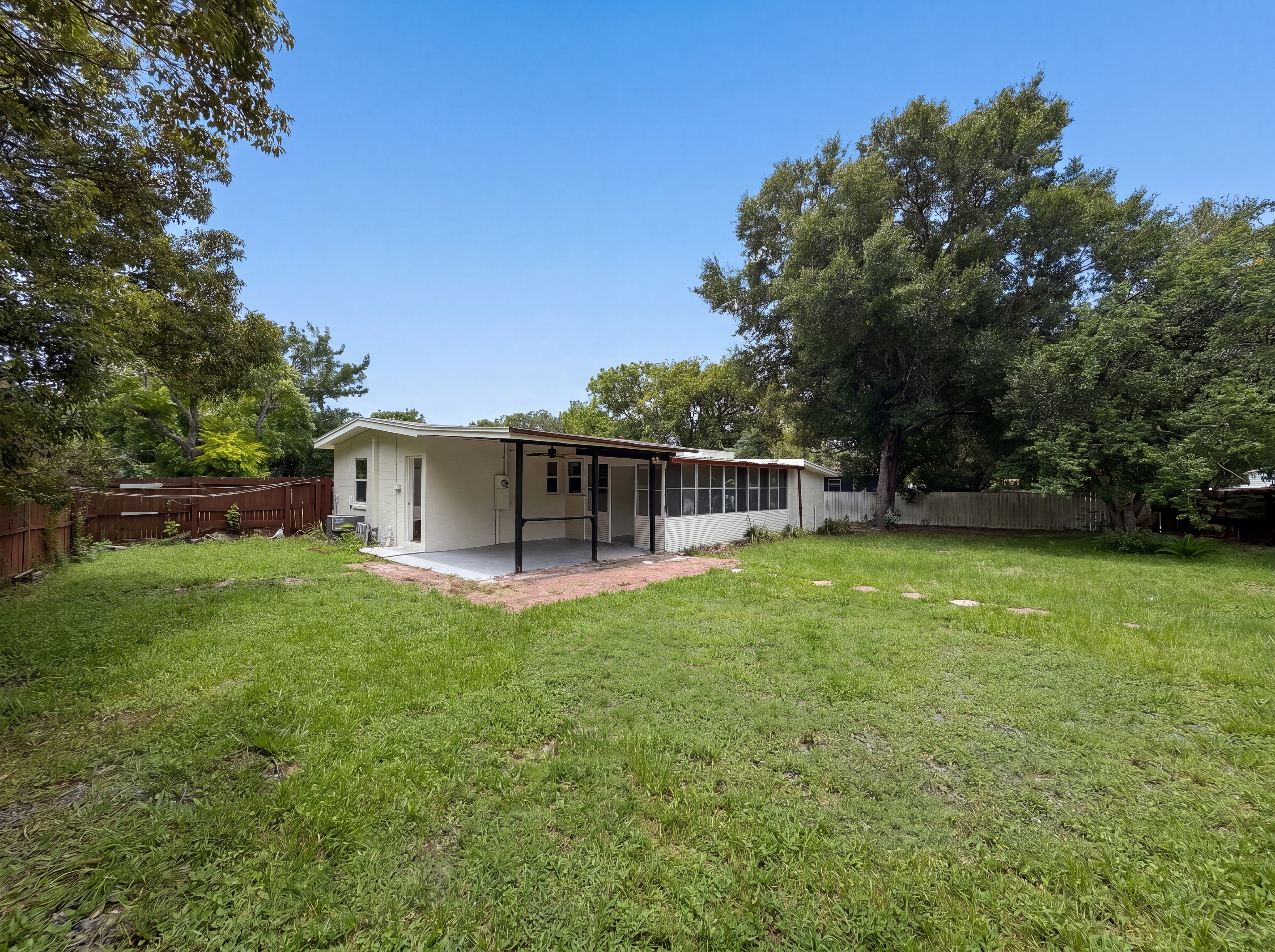 Photo 5 of 21 of 1502 Daroca Dr, Deltona, FL
