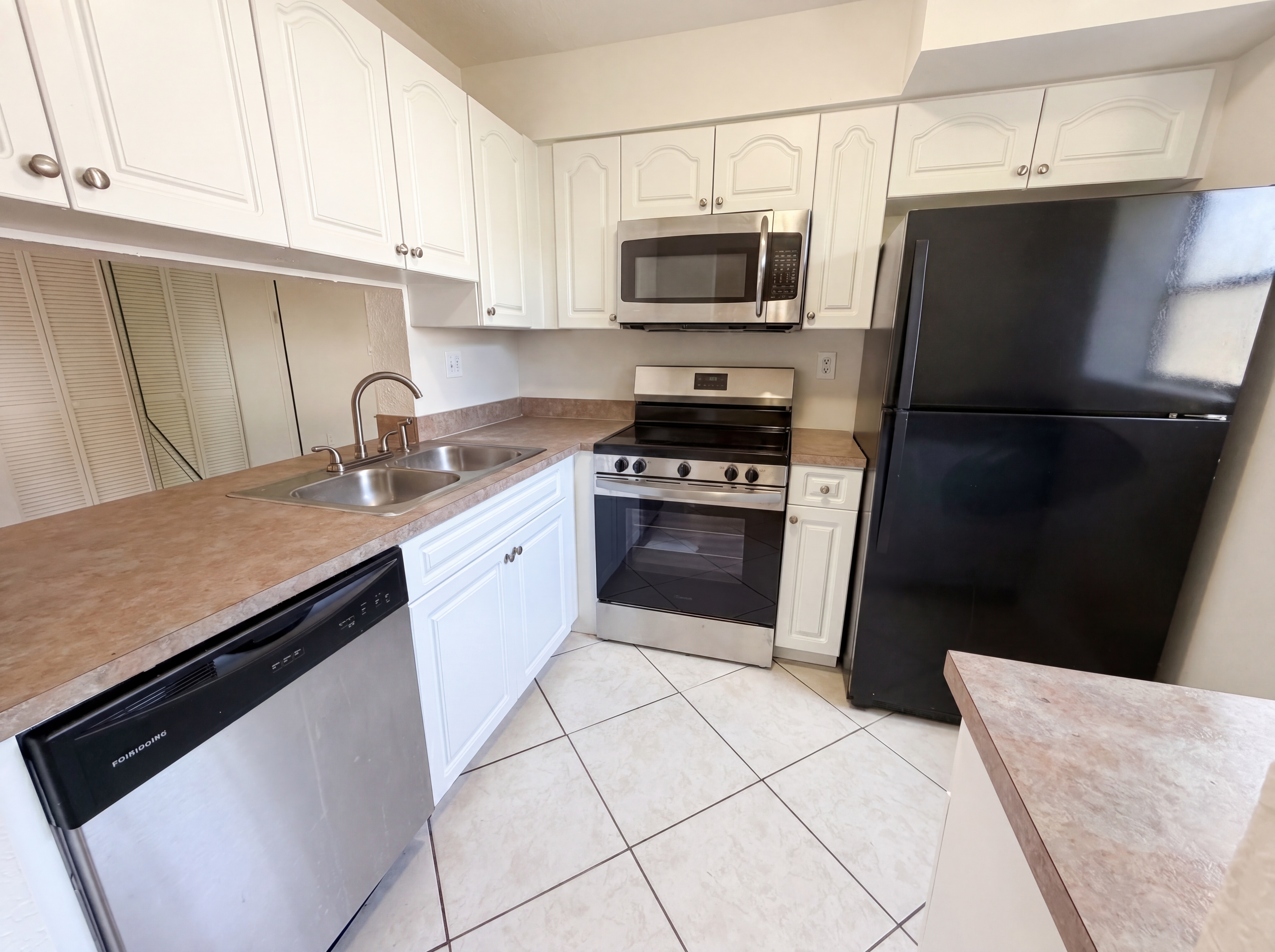 Photo 10 of 18 of 2737 S Oakland Forest Dr, Oakland Park, FL