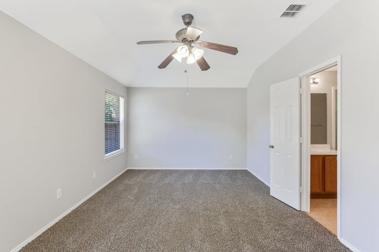 Photo 11 of 25 - 305 Millford Rd, Roanoke, TX 76262