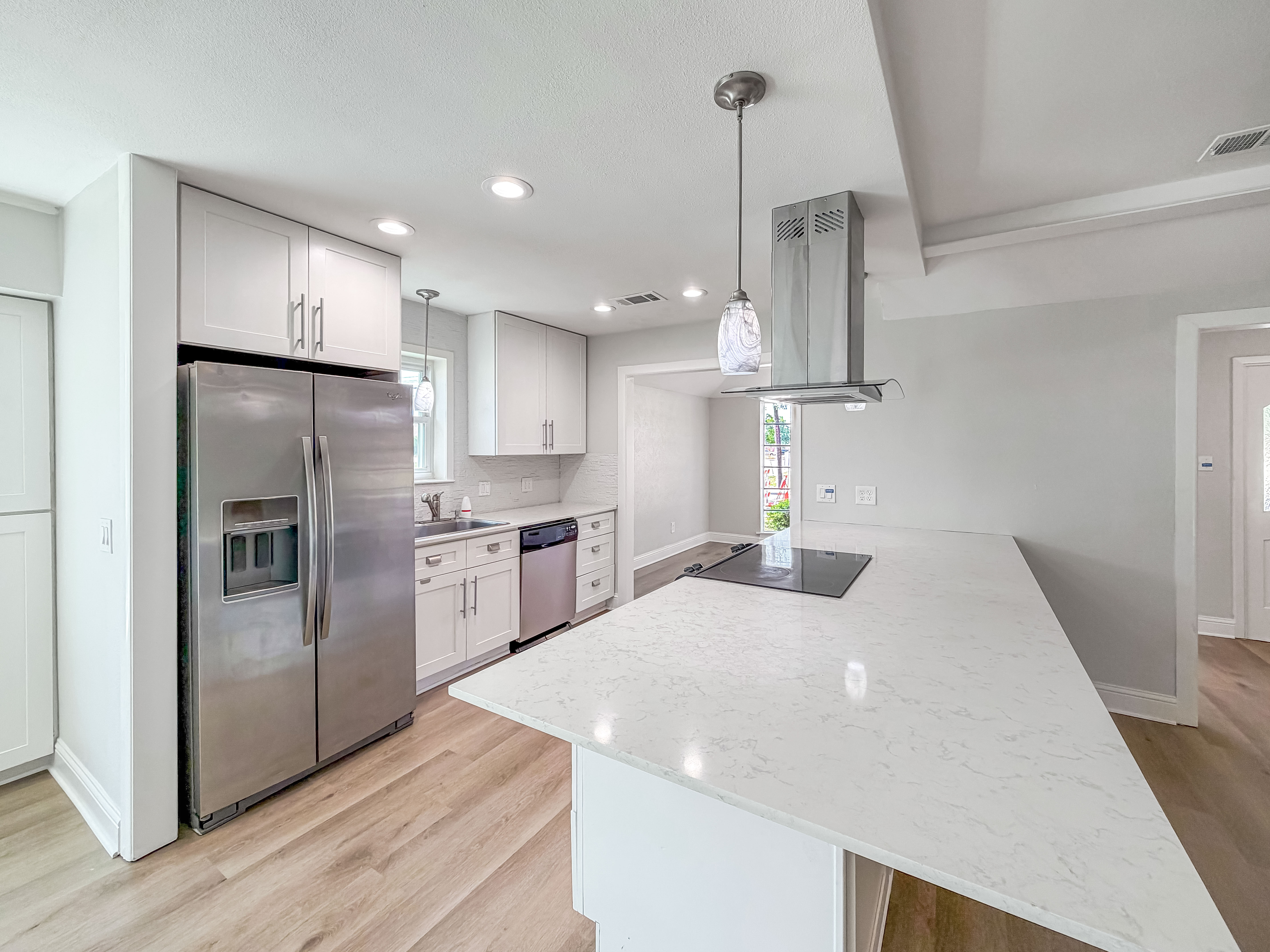 Photo 11 of 27 of 100 W Pleasantview Dr, Hurst, TX