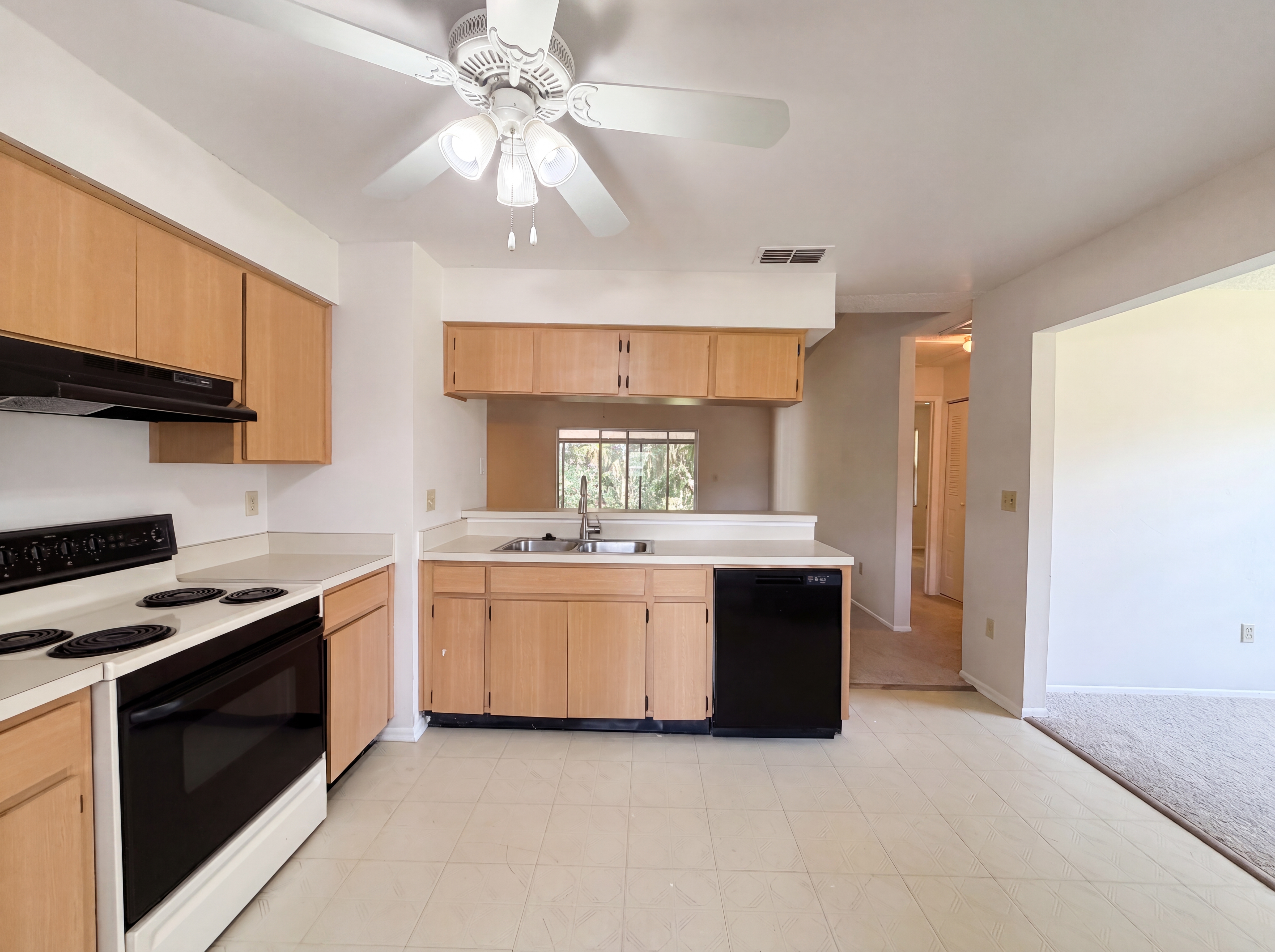 Photo 7 of 27 of 5720 Kneeland Ln, Tampa, FL