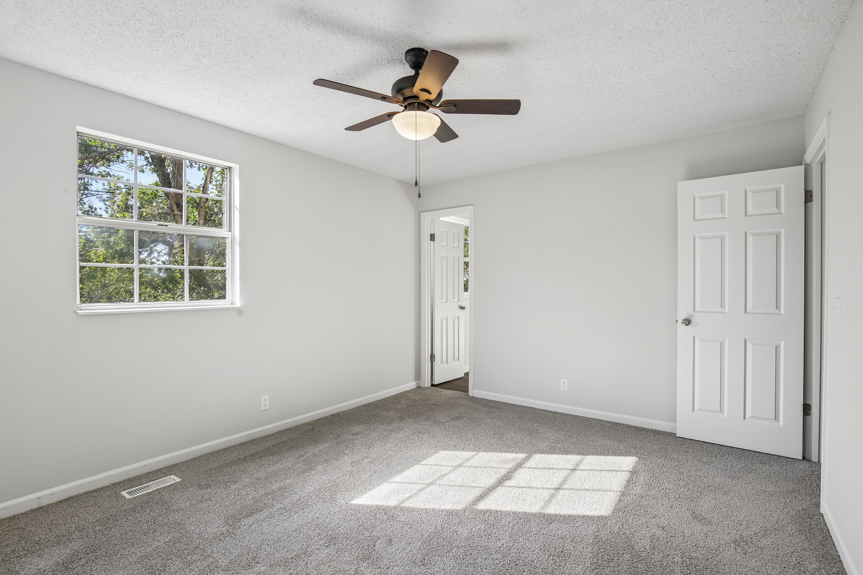 Photo 13 of 79 of 5148 Roxborough Dr, Hermitage, TN