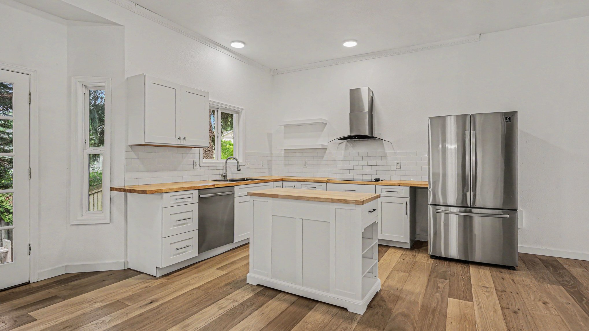 Photo 2 of 19 of 9605 NE 132nd St, Kirkland, WA