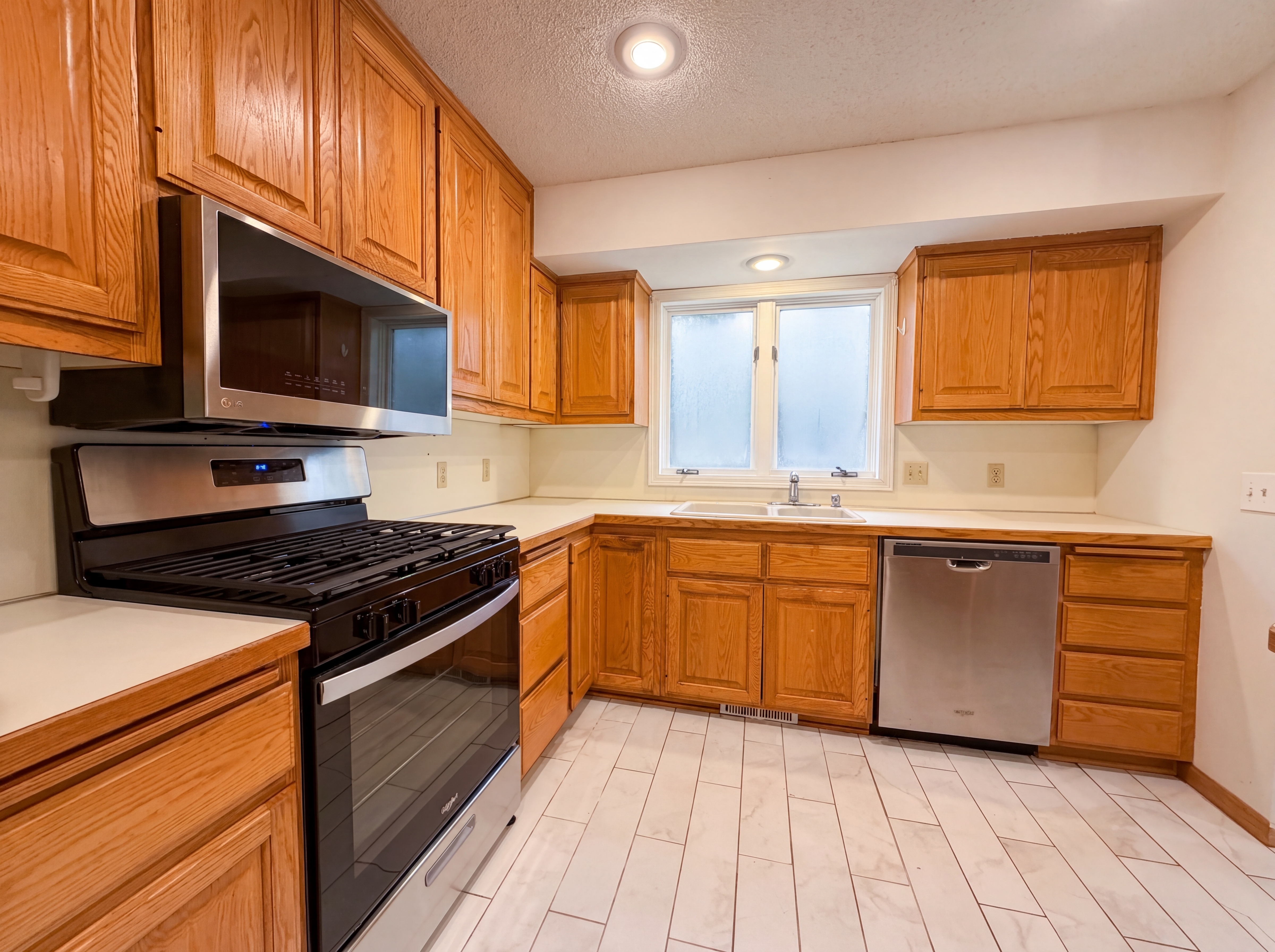 Photo 7 of 20 of 6475 Grand View Dr, Eden Prairie, MN