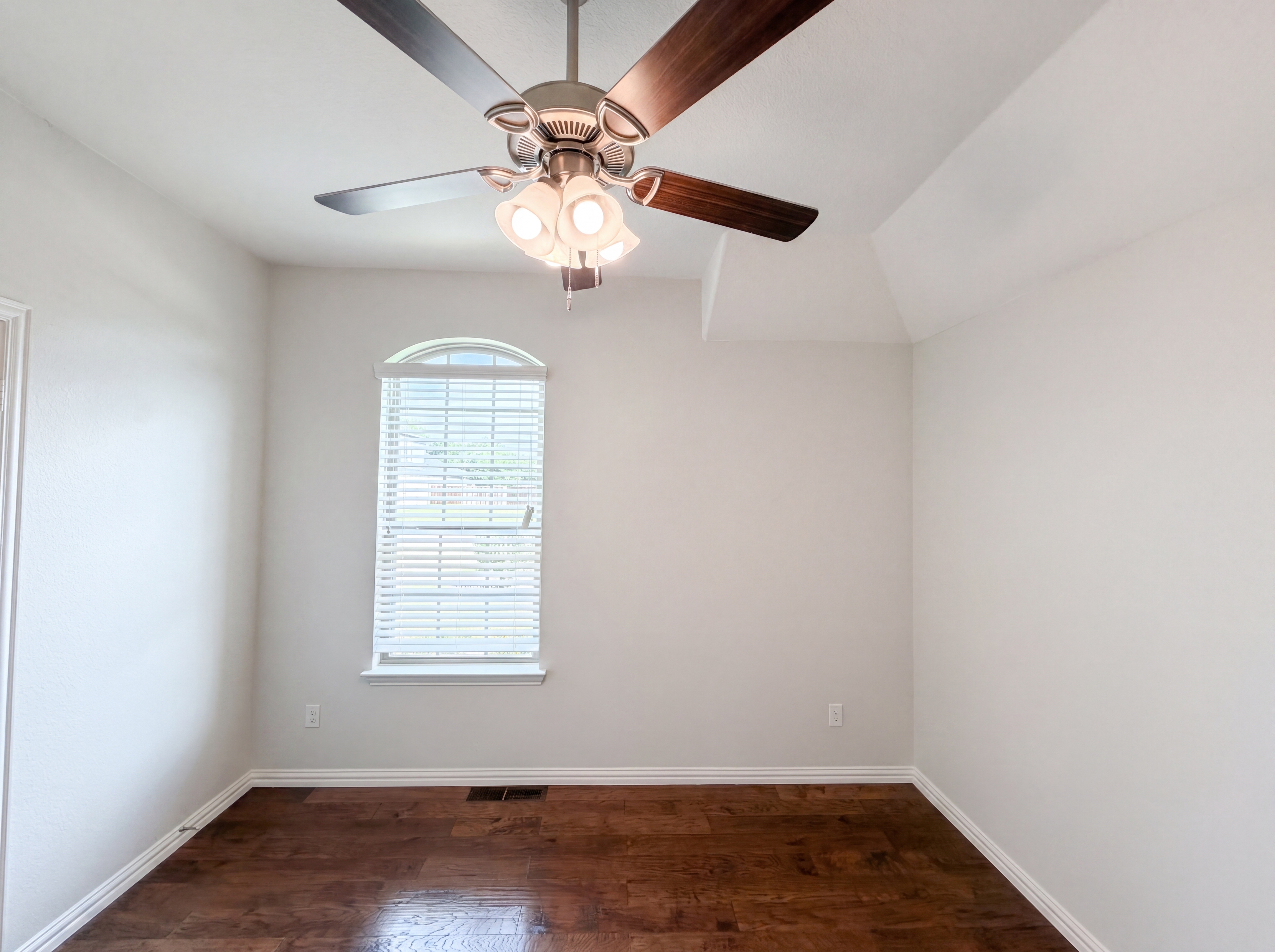 Photo 11 of 20 of 709 Ravenwood Dr, Saginaw, TX
