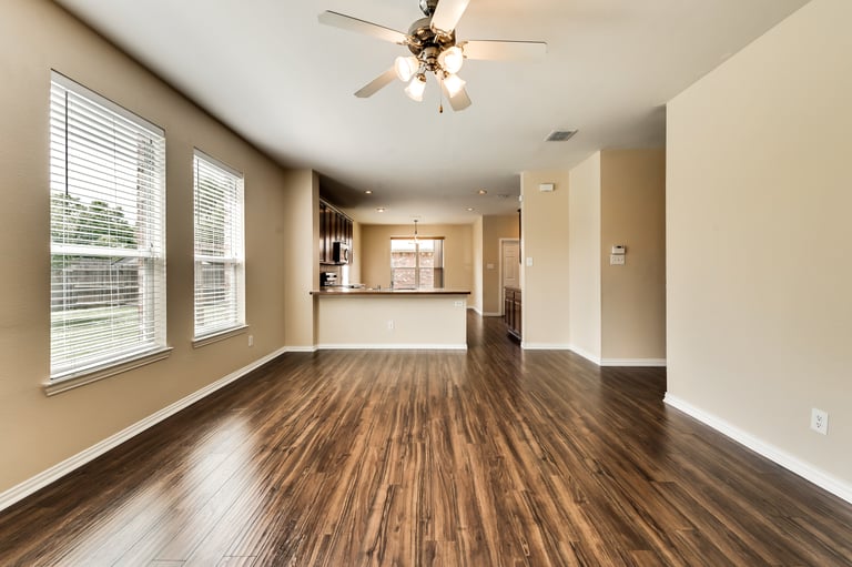 Photo 5 of 31 - 1203 Clearwater Dr, Grand Prairie, TX 75052