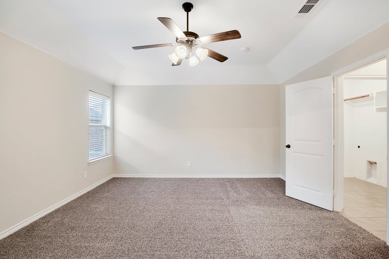 Photo 14 of 25 - 6016 Beachview Ln, Fort Worth, TX 76179