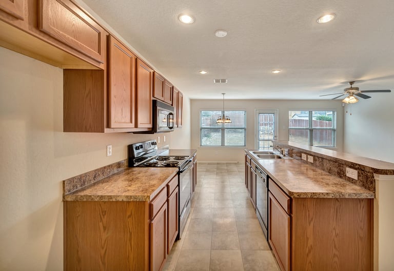 Photo 7 of 20 - 10731 Deauville Dr, Fort Worth, TX 76108