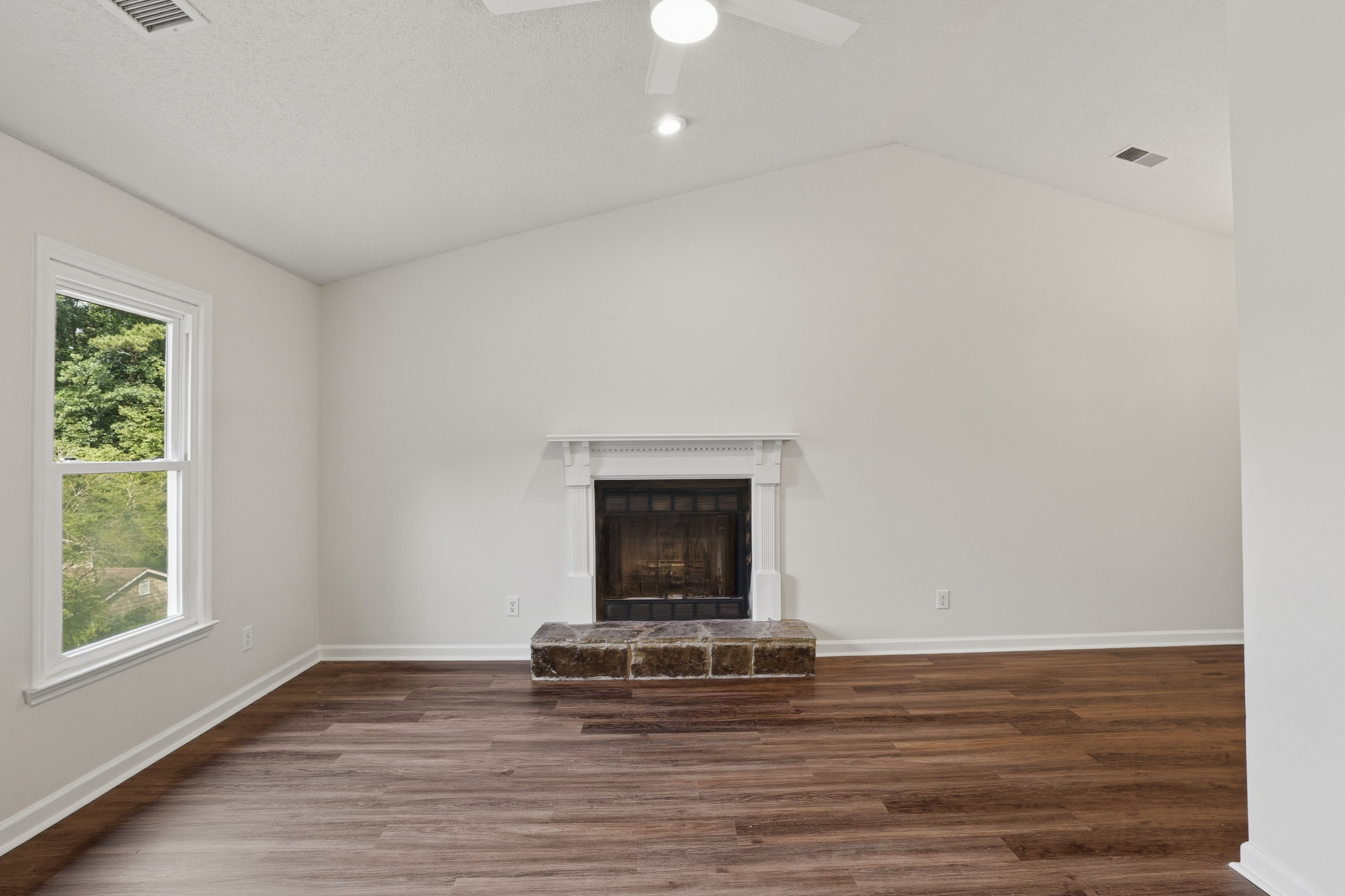 Photo 3 of 32 of 3318 Maison Ct, Lithonia, GA