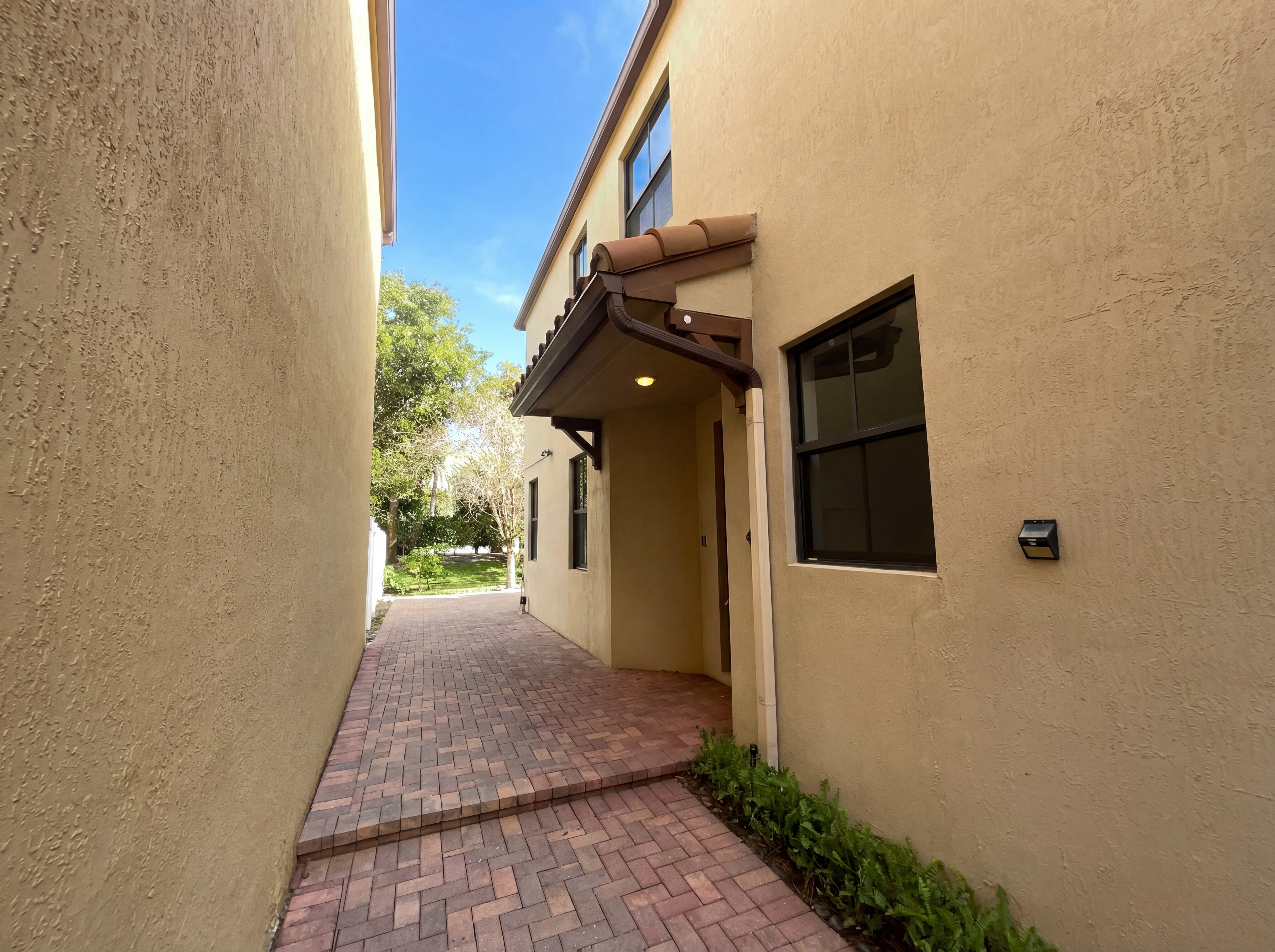 Photo 8 of 28 of 4879 NW 55th Pl, Fort Lauderdale, FL