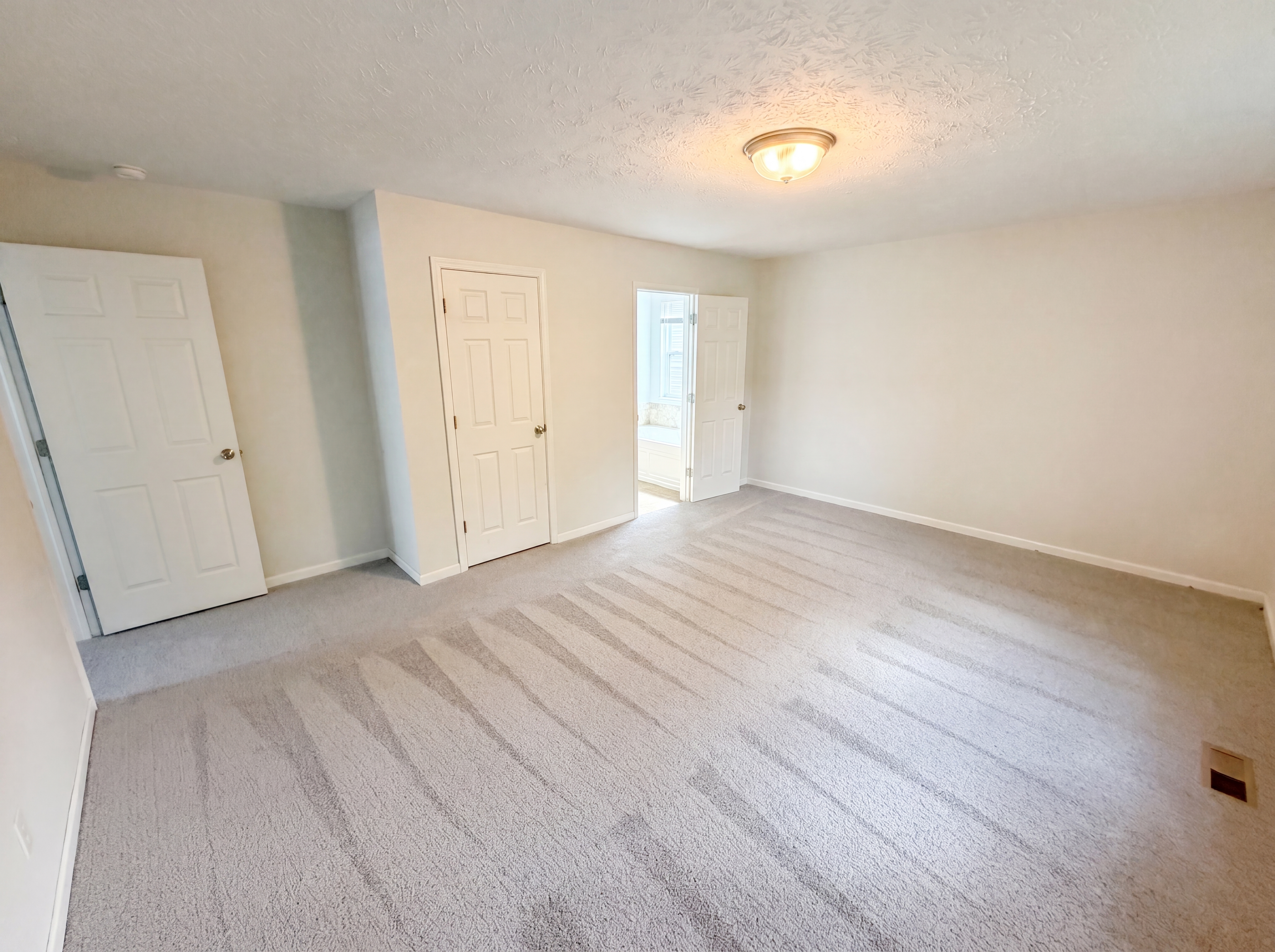 Photo 4 of 25 of 3469 Aylesford Ln, Indianapolis, IN
