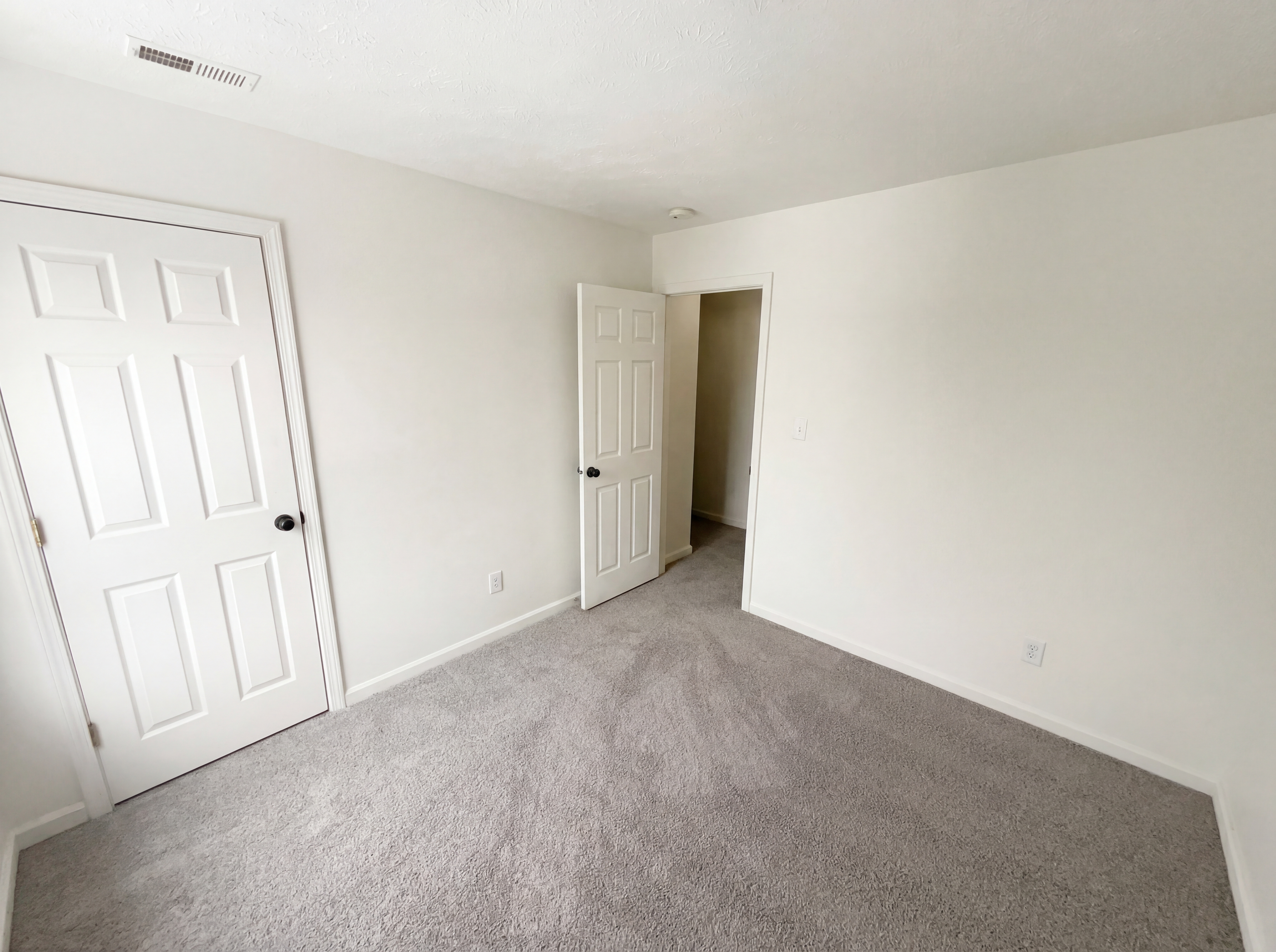 Photo 4 of 24 of 3211 Waterloo Cir, Indianapolis, IN