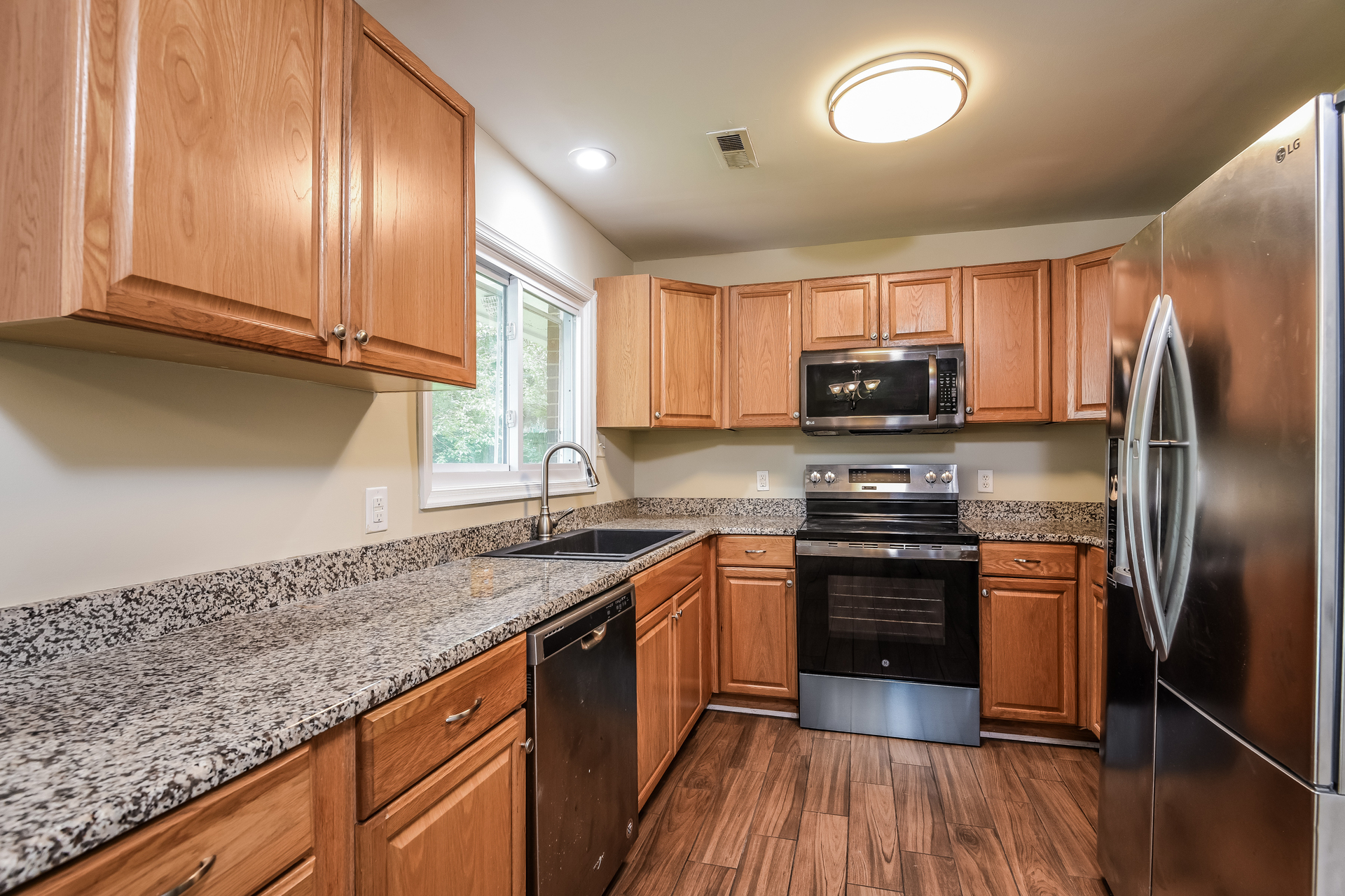Photo 7 of 22 of 9304 Farmington Dr, Henrico, VA