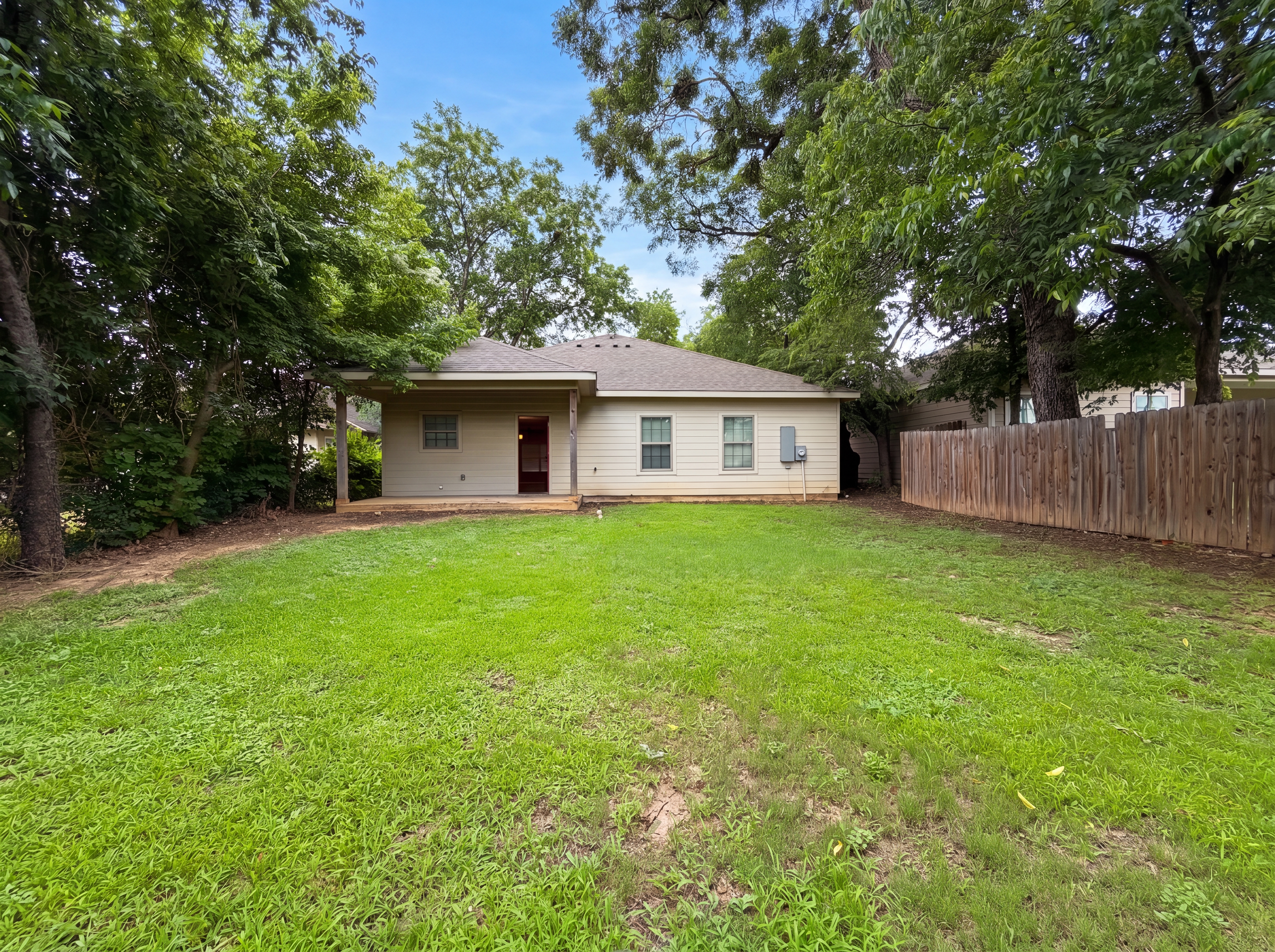Photo 5 of 18 of 619 E Arlington Ave, Fort Worth, TX