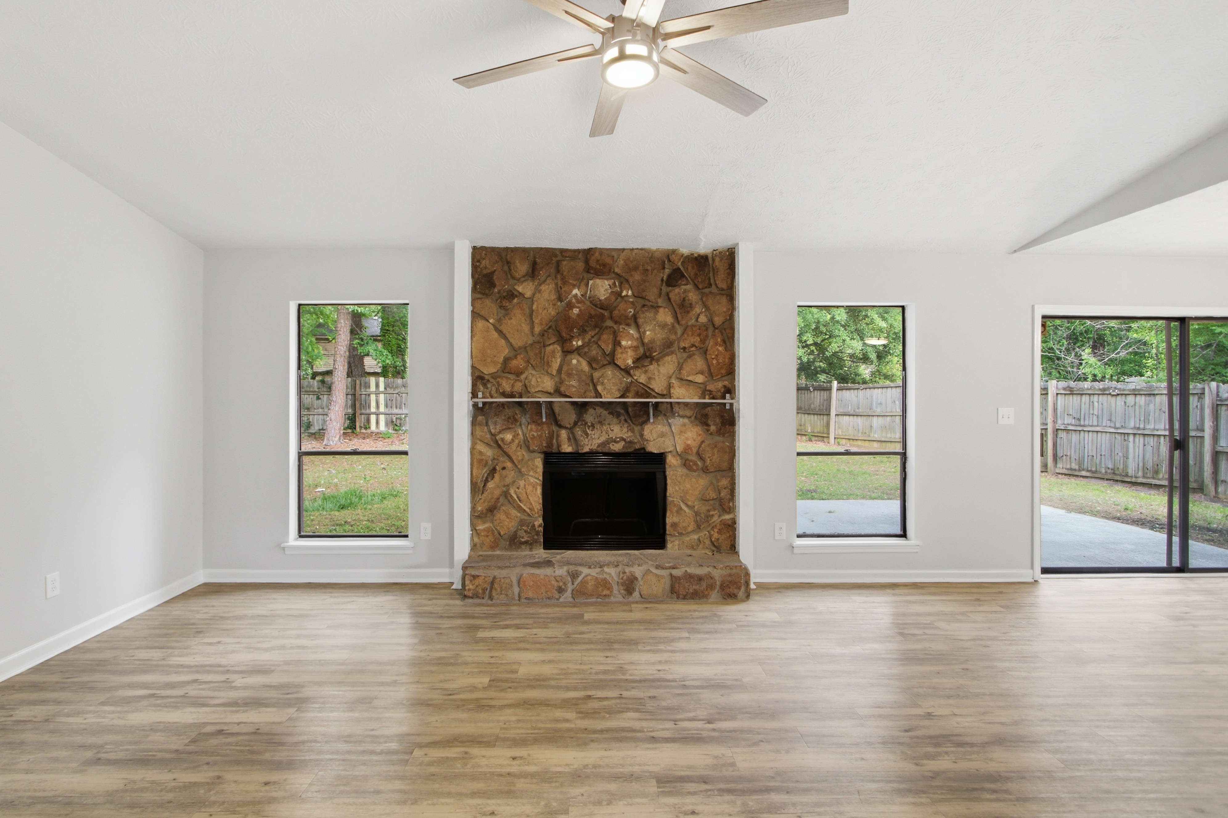 Photo 3 of 31 of 8132 Creekstone Ct, Riverdale, GA