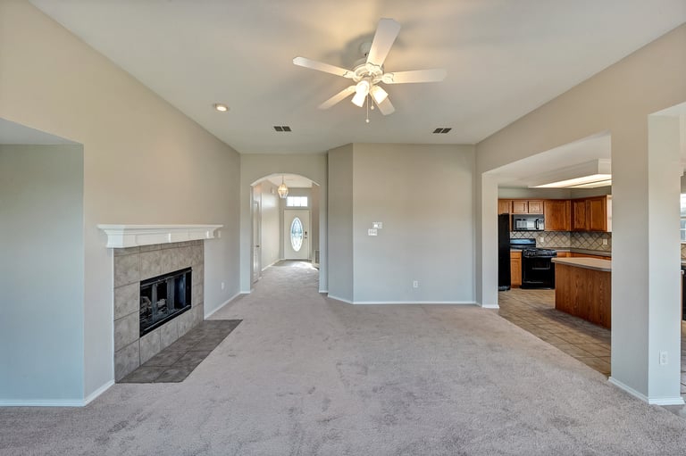 Photo 11 of 22 - 220 Laramie Ln, Desoto, TX 75115