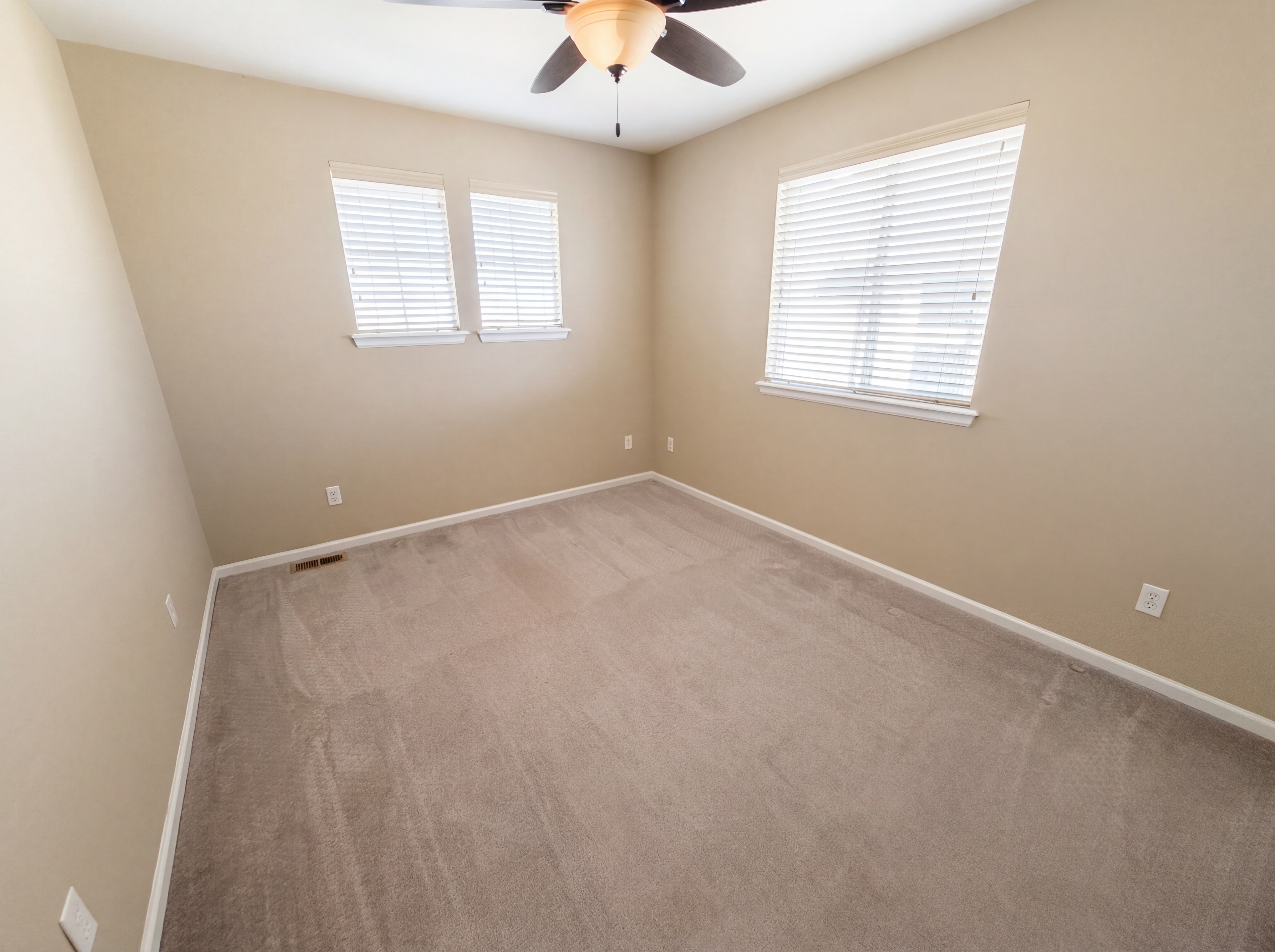 Photo 23 of 36 of 10049 Southlawn Cir, Commerce City, CO