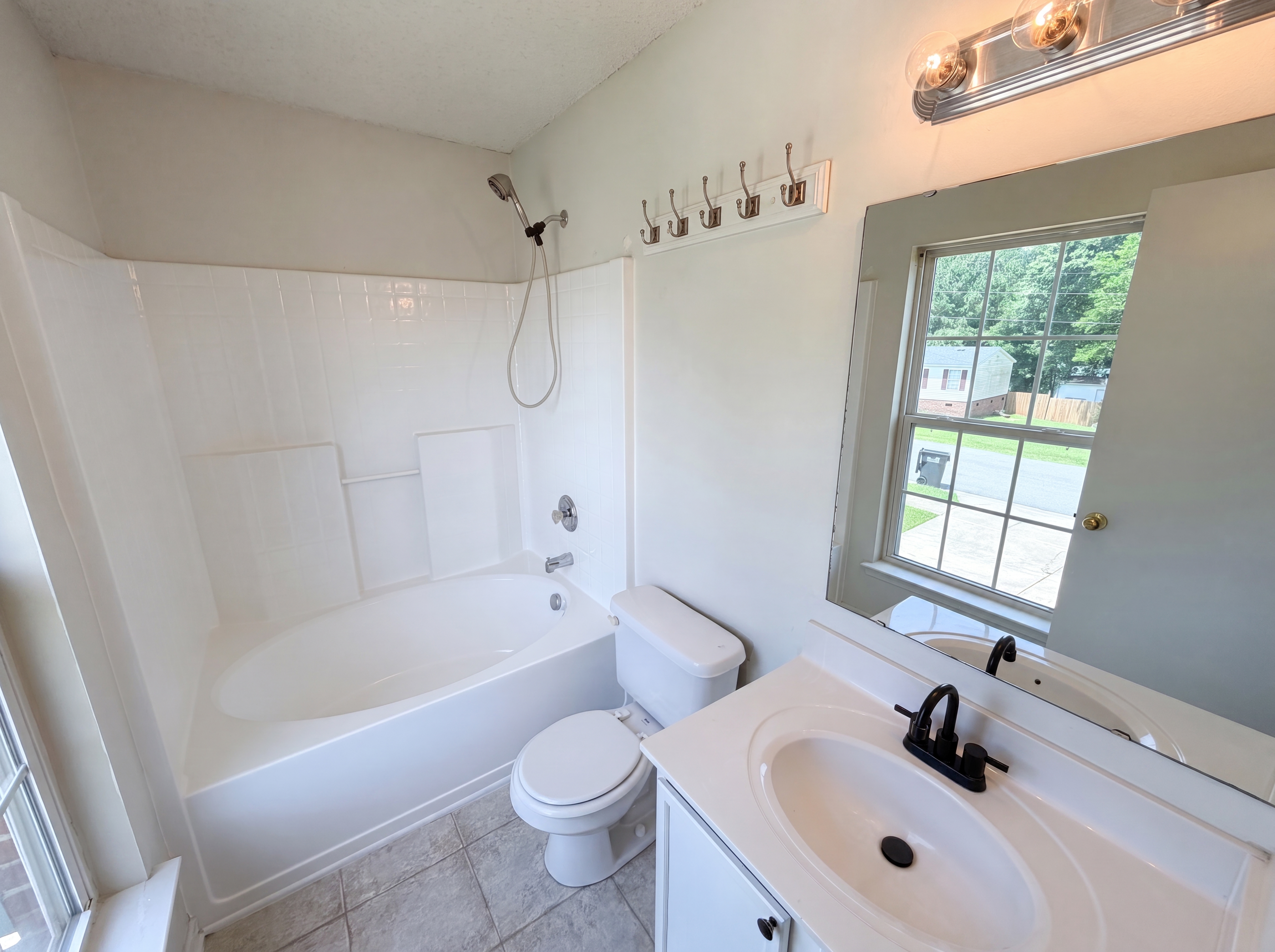 Photo 17 of 21 of 6121 Linda Vista Ln, Charlotte, NC
