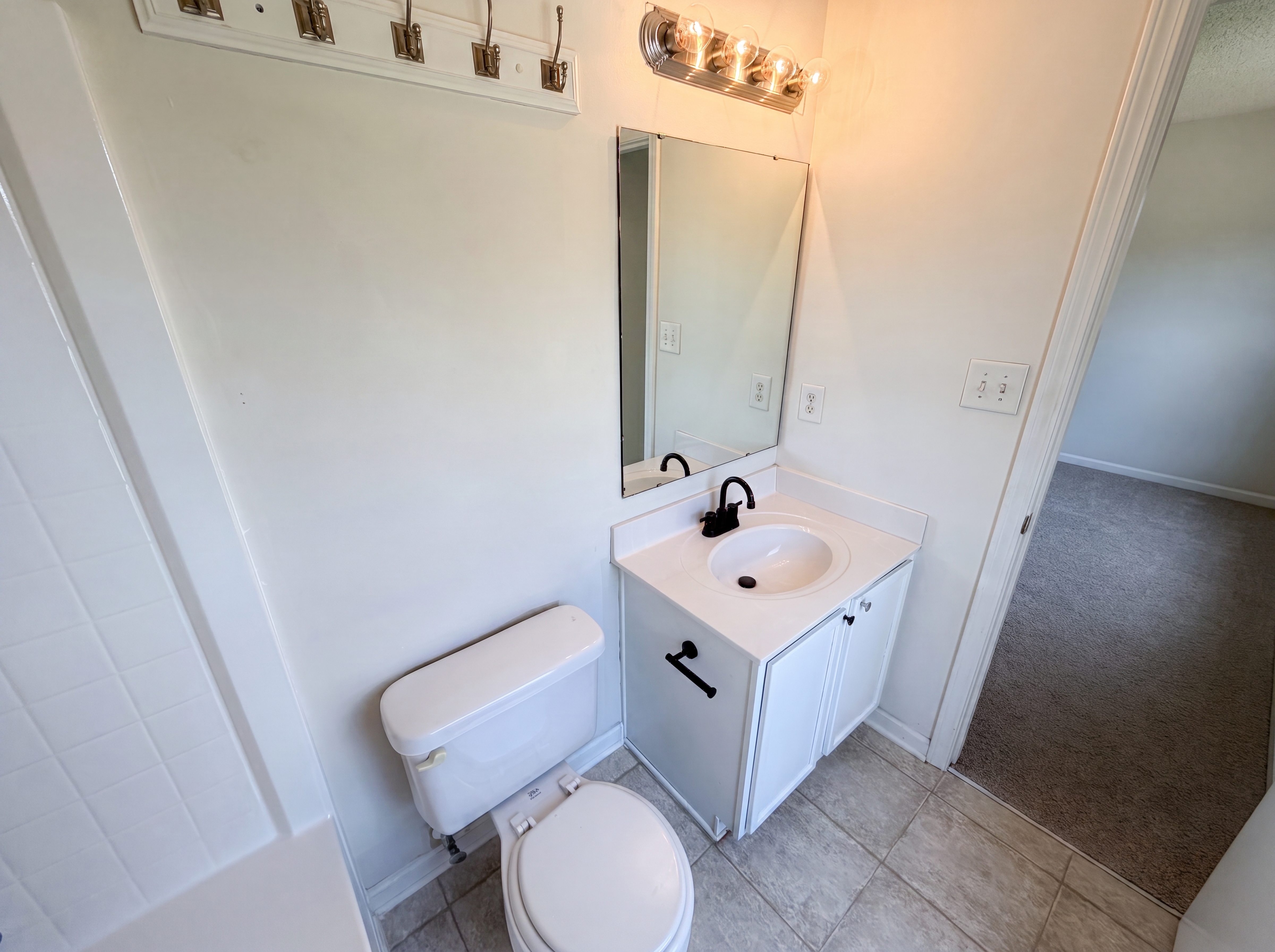 Photo 18 of 21 of 6121 Linda Vista Ln, Charlotte, NC