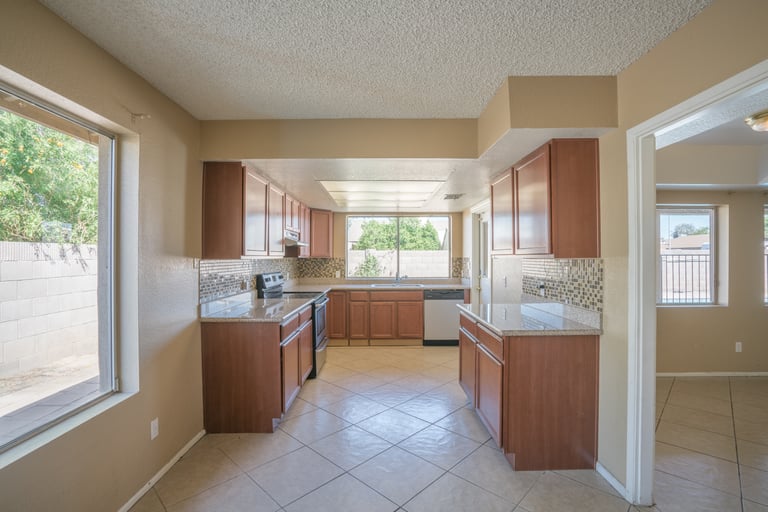 Photo 2 of 26 - 7702 W Catalina Dr, Phoenix, AZ 85033