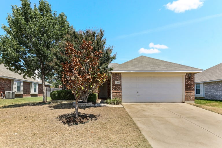 Photo 21 of 25 - 305 Millford Rd, Roanoke, TX 76262