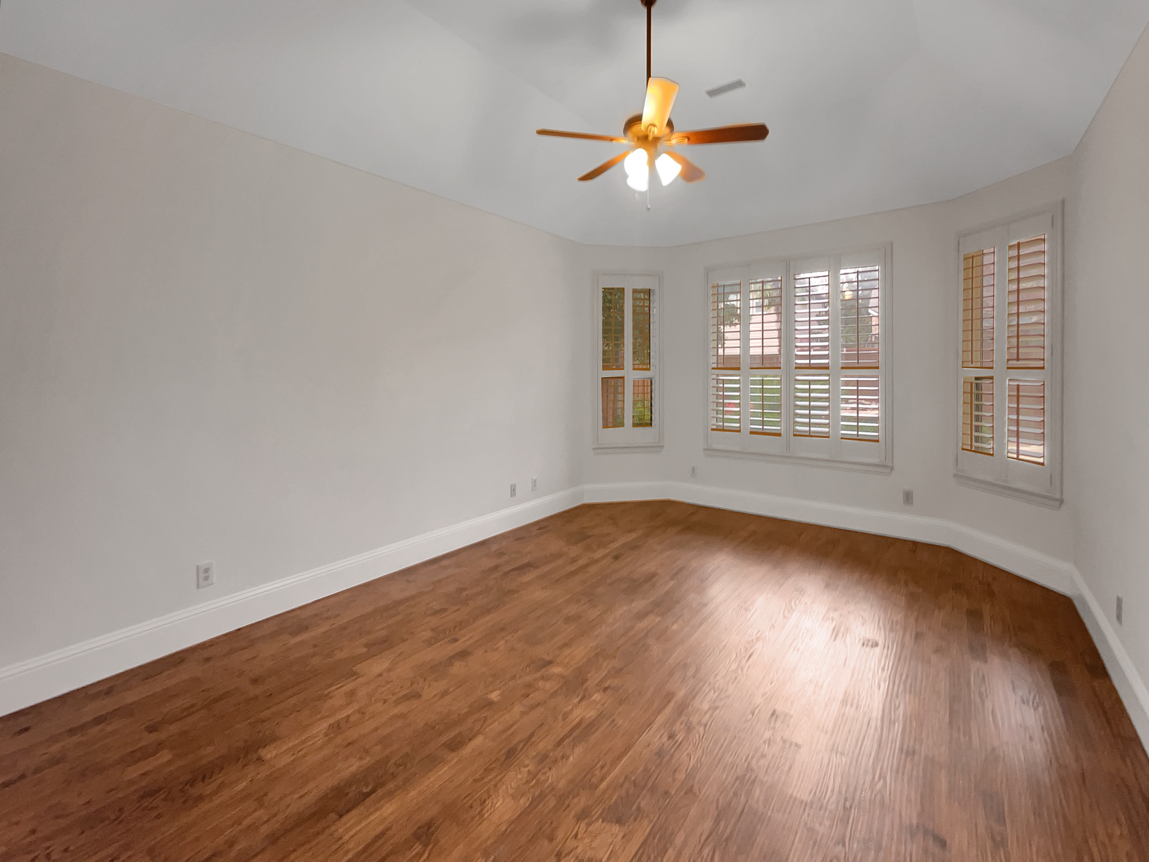 Photo 4 of 36 of 913 Clack Dr, Garland, TX